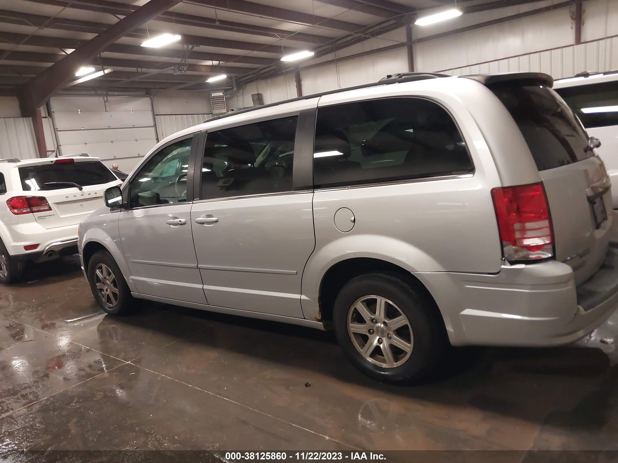 Photo 14 VIN: 2A8HR54P18R637213 - CHRYSLER TOWN & COUNTRY 