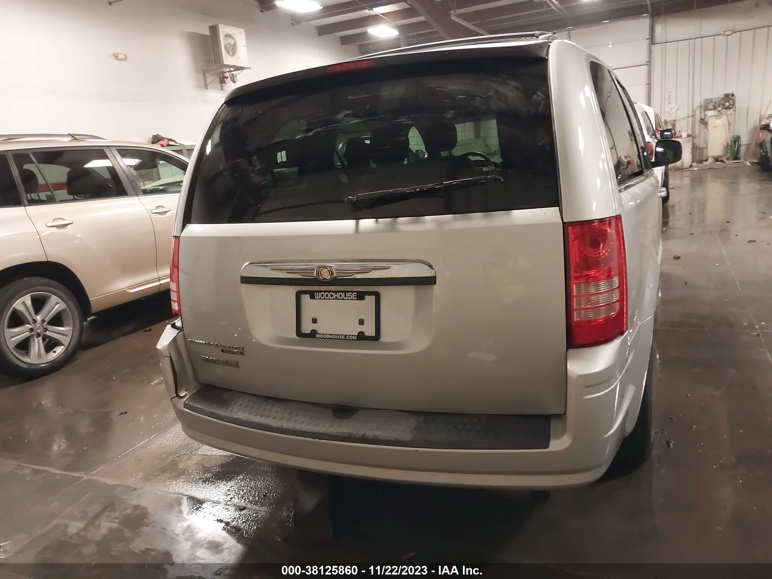 Photo 16 VIN: 2A8HR54P18R637213 - CHRYSLER TOWN & COUNTRY 