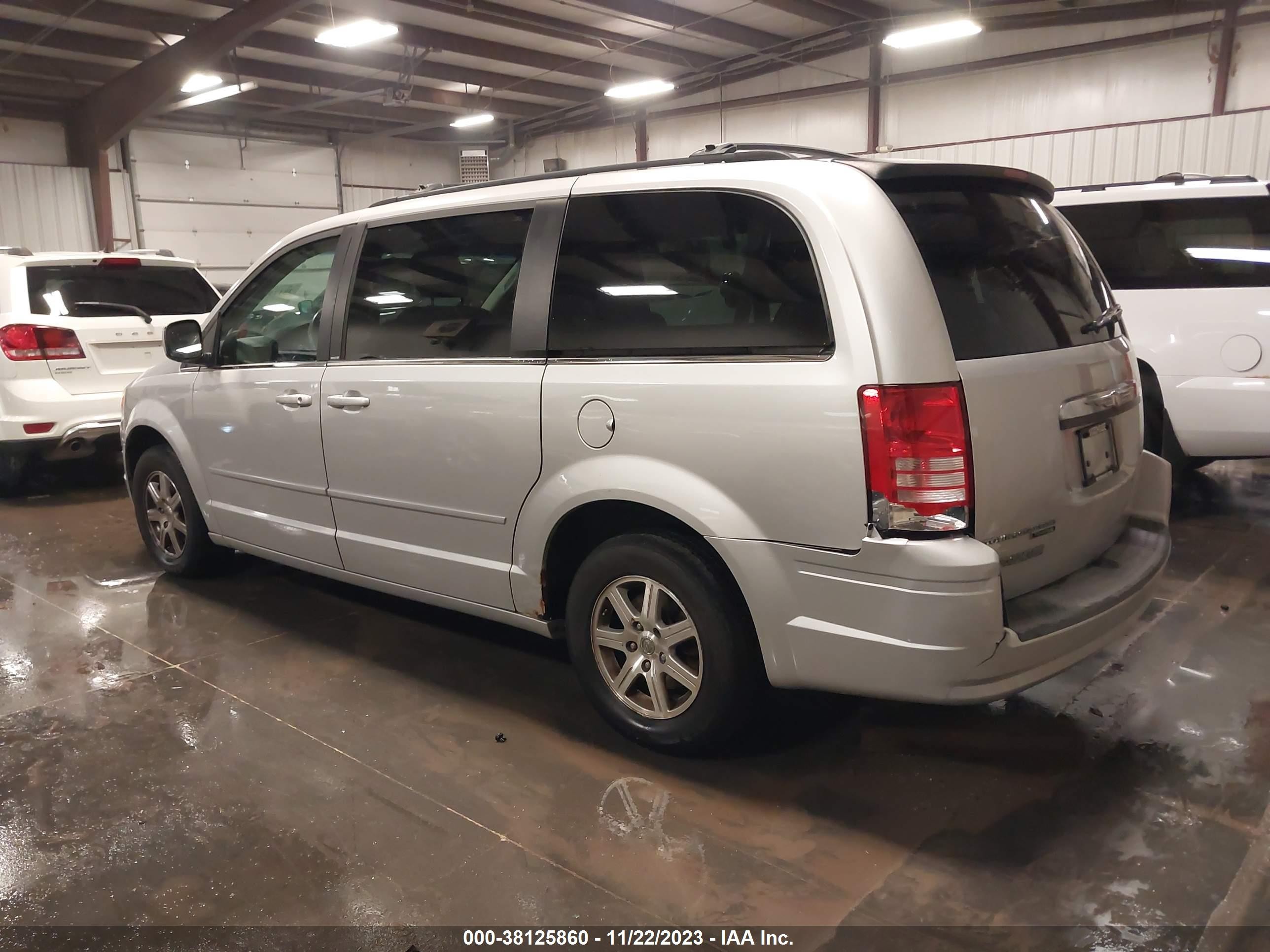 Photo 2 VIN: 2A8HR54P18R637213 - CHRYSLER TOWN & COUNTRY 