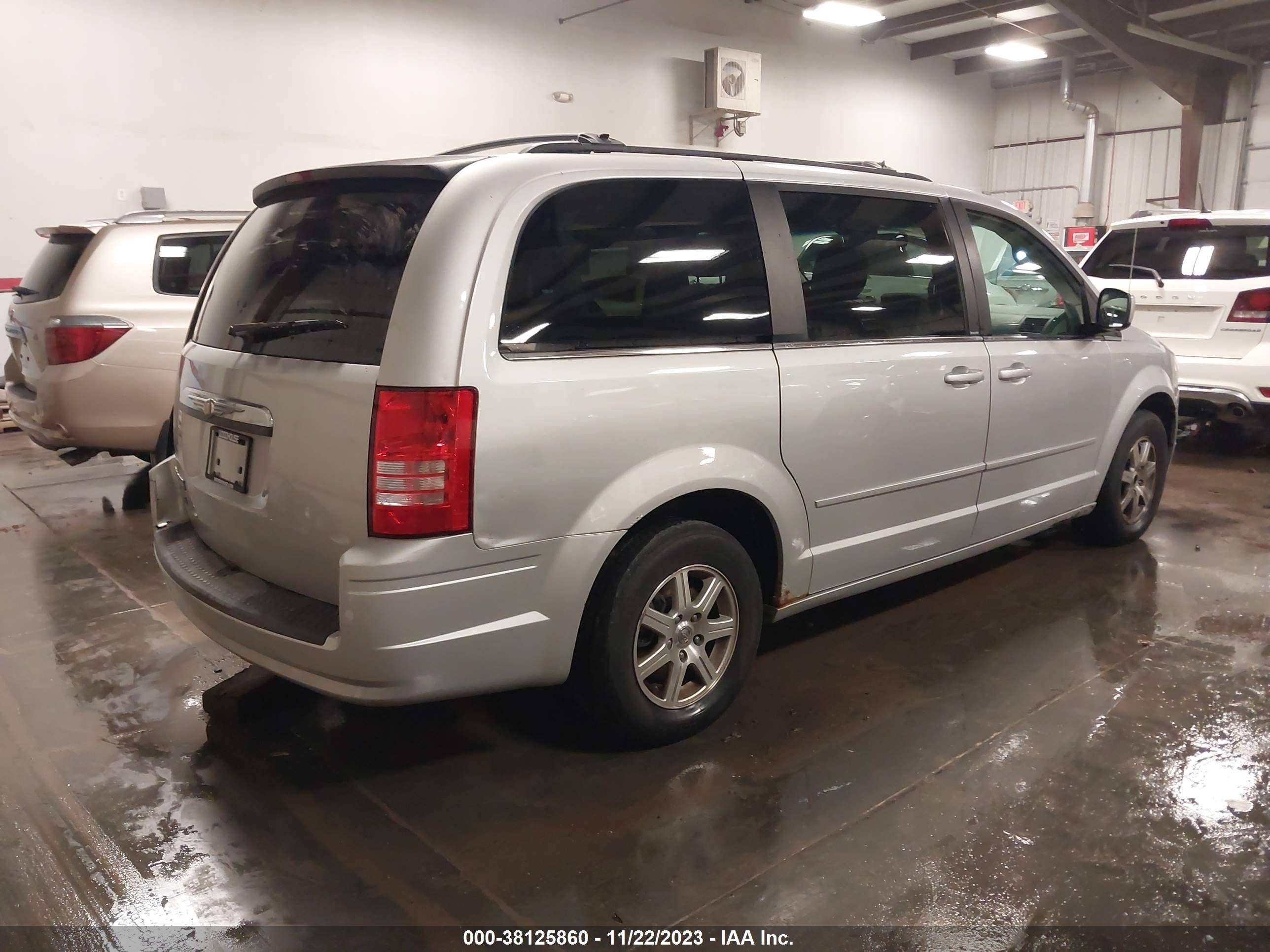 Photo 3 VIN: 2A8HR54P18R637213 - CHRYSLER TOWN & COUNTRY 