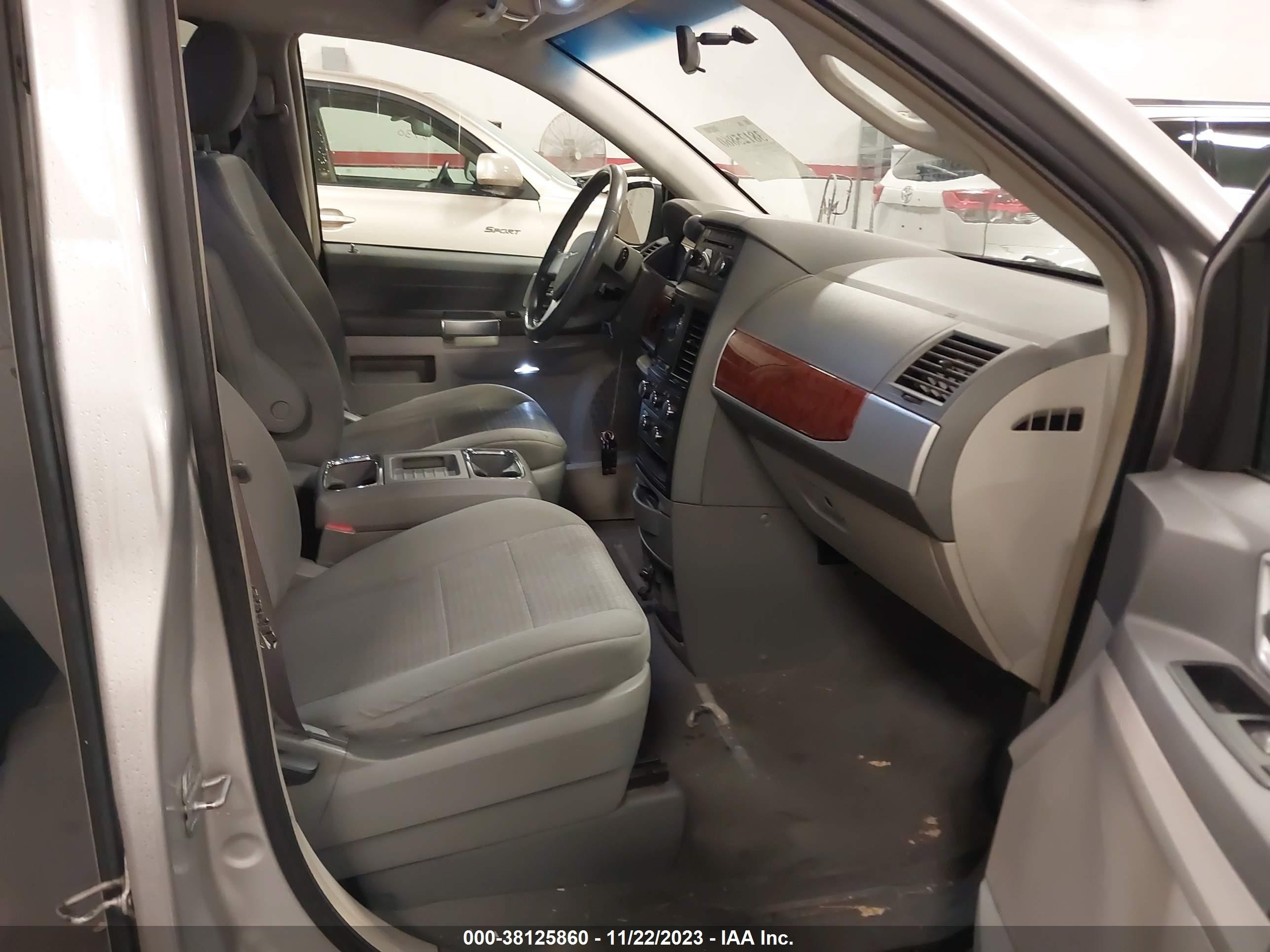 Photo 4 VIN: 2A8HR54P18R637213 - CHRYSLER TOWN & COUNTRY 