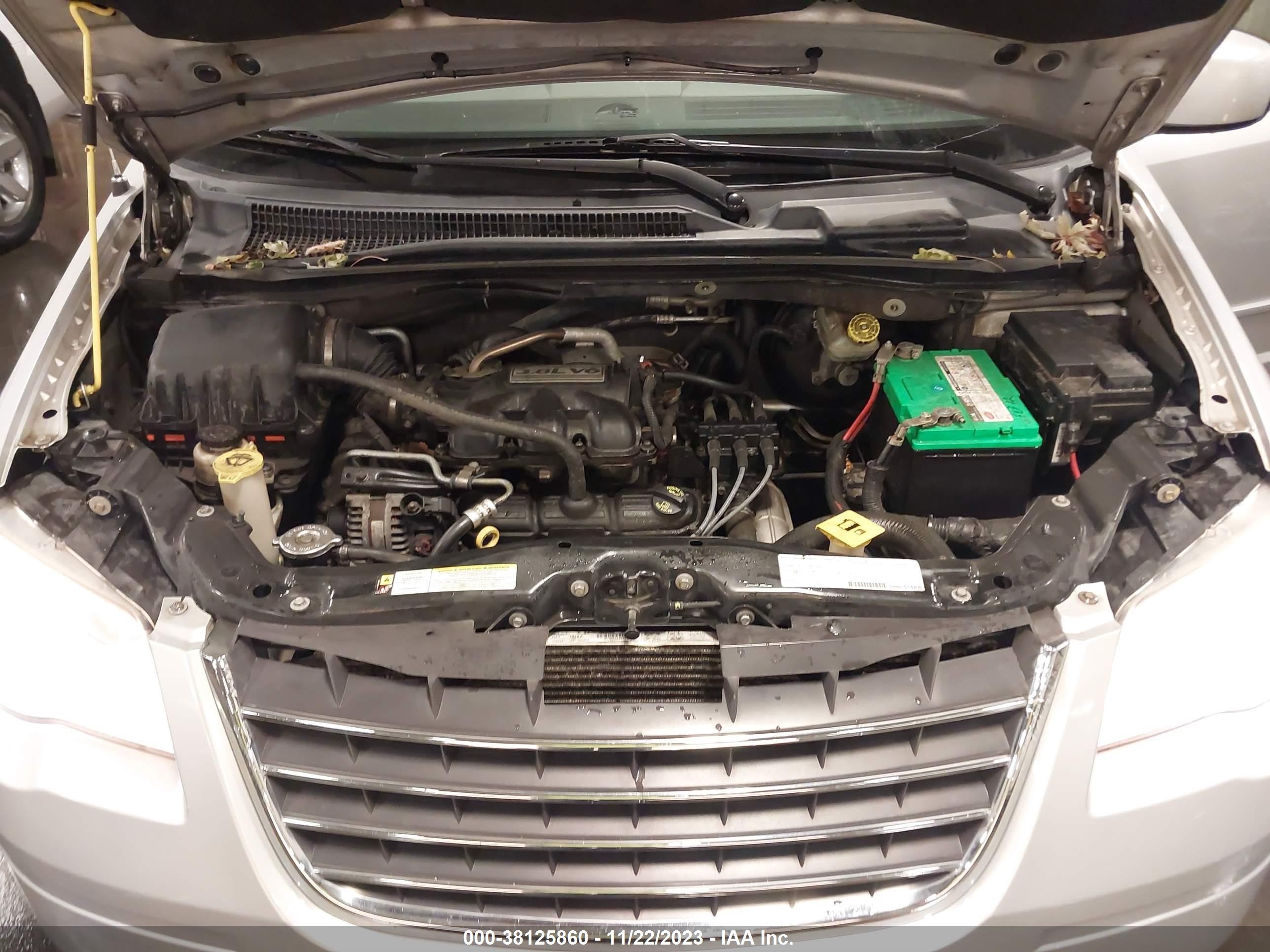 Photo 9 VIN: 2A8HR54P18R637213 - CHRYSLER TOWN & COUNTRY 