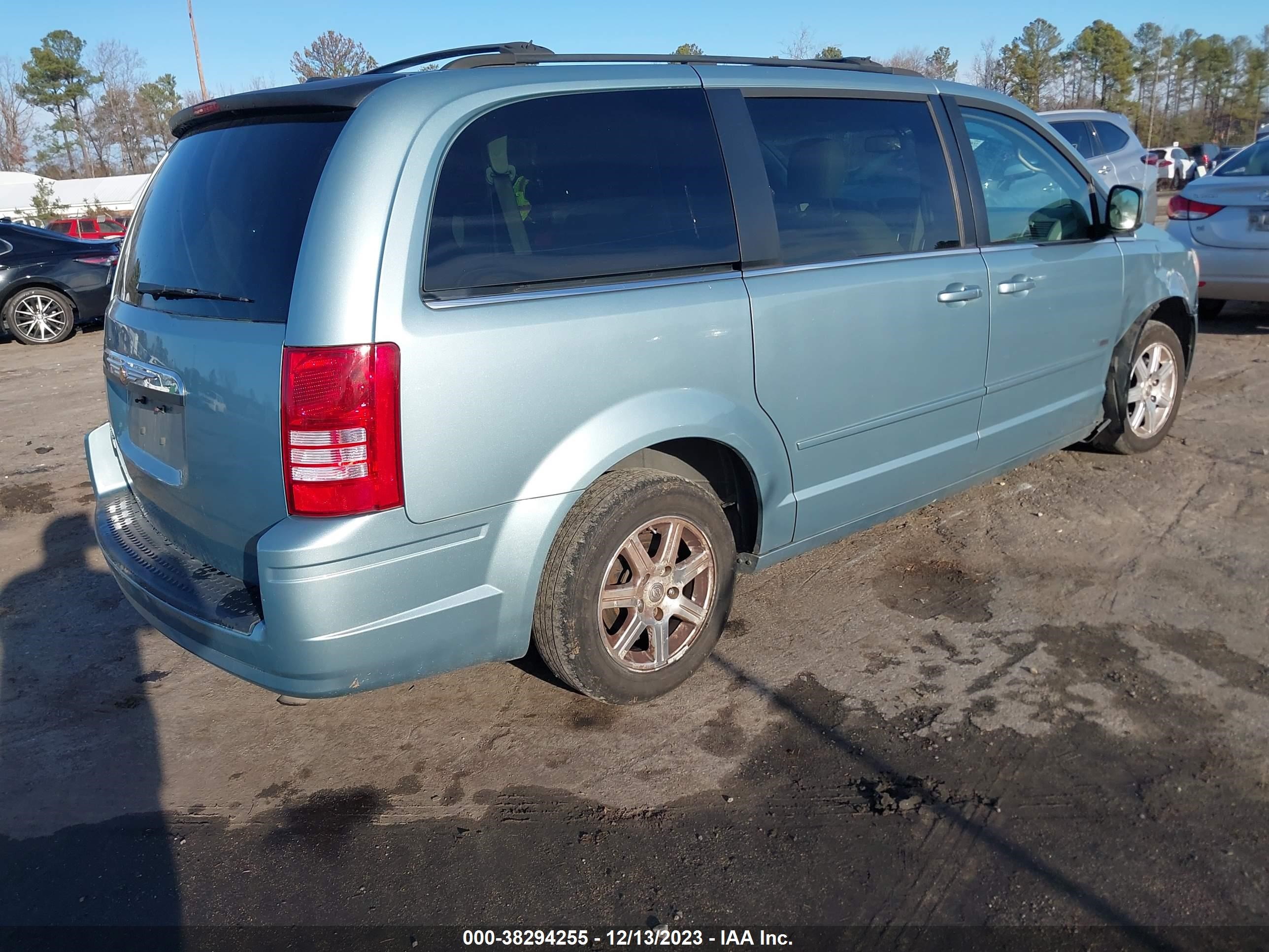 Photo 3 VIN: 2A8HR54P18R710631 - CHRYSLER TOWN & COUNTRY 