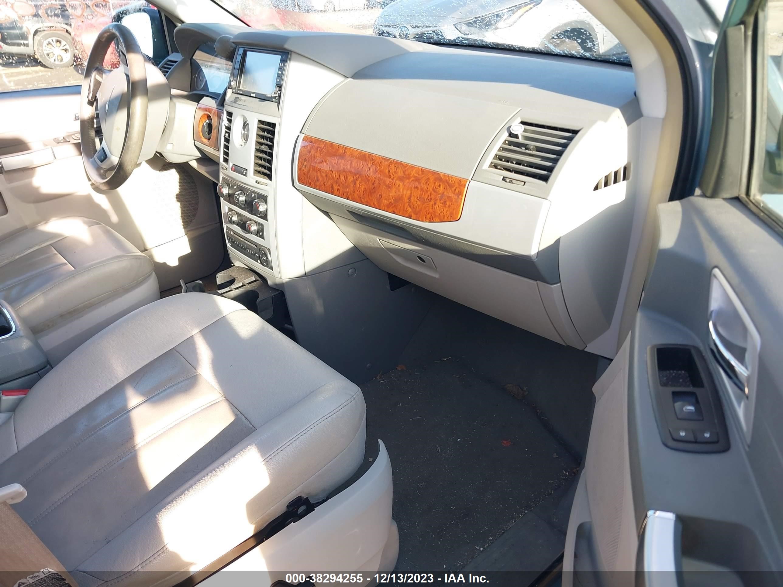 Photo 4 VIN: 2A8HR54P18R710631 - CHRYSLER TOWN & COUNTRY 