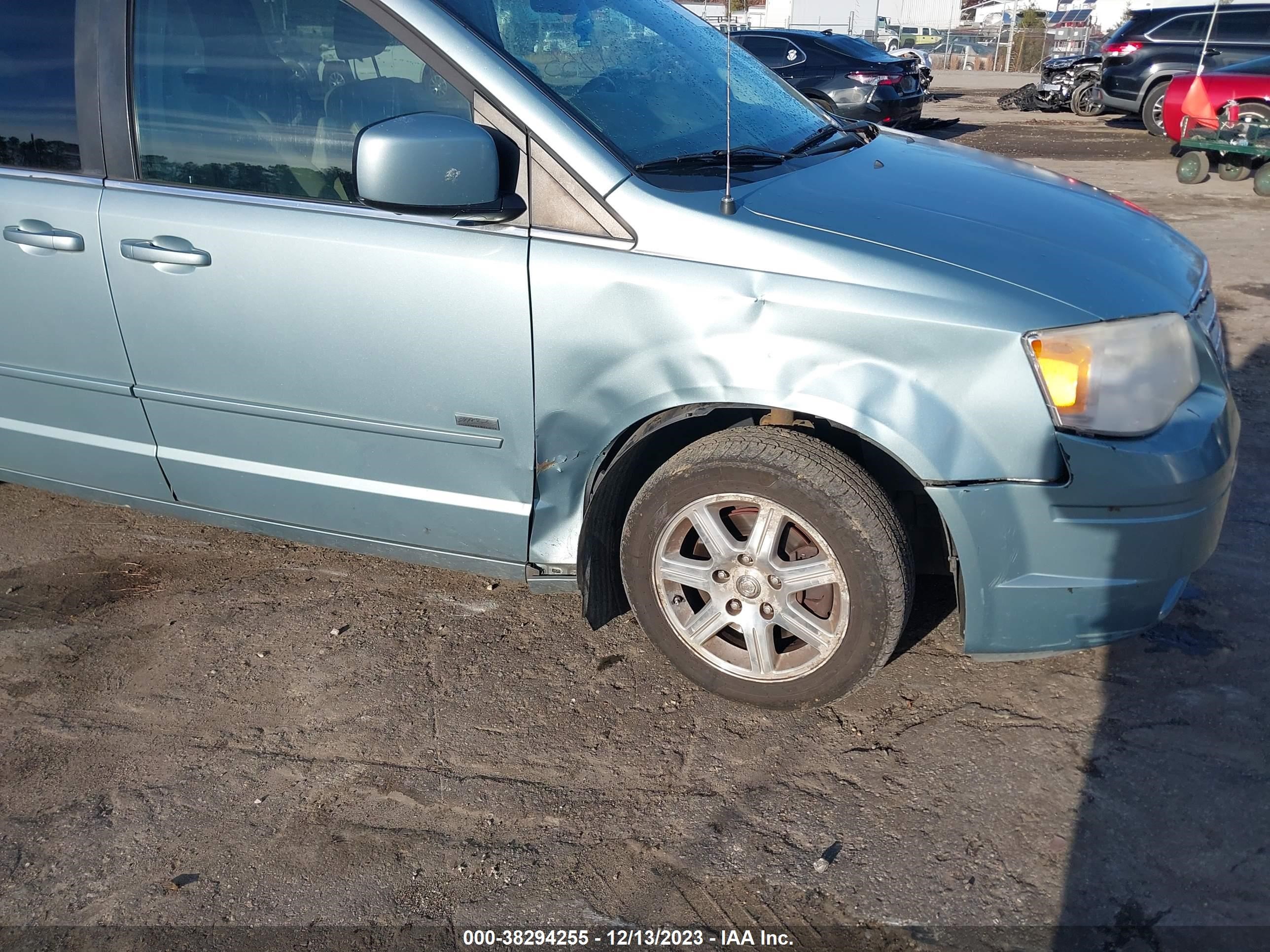 Photo 5 VIN: 2A8HR54P18R710631 - CHRYSLER TOWN & COUNTRY 