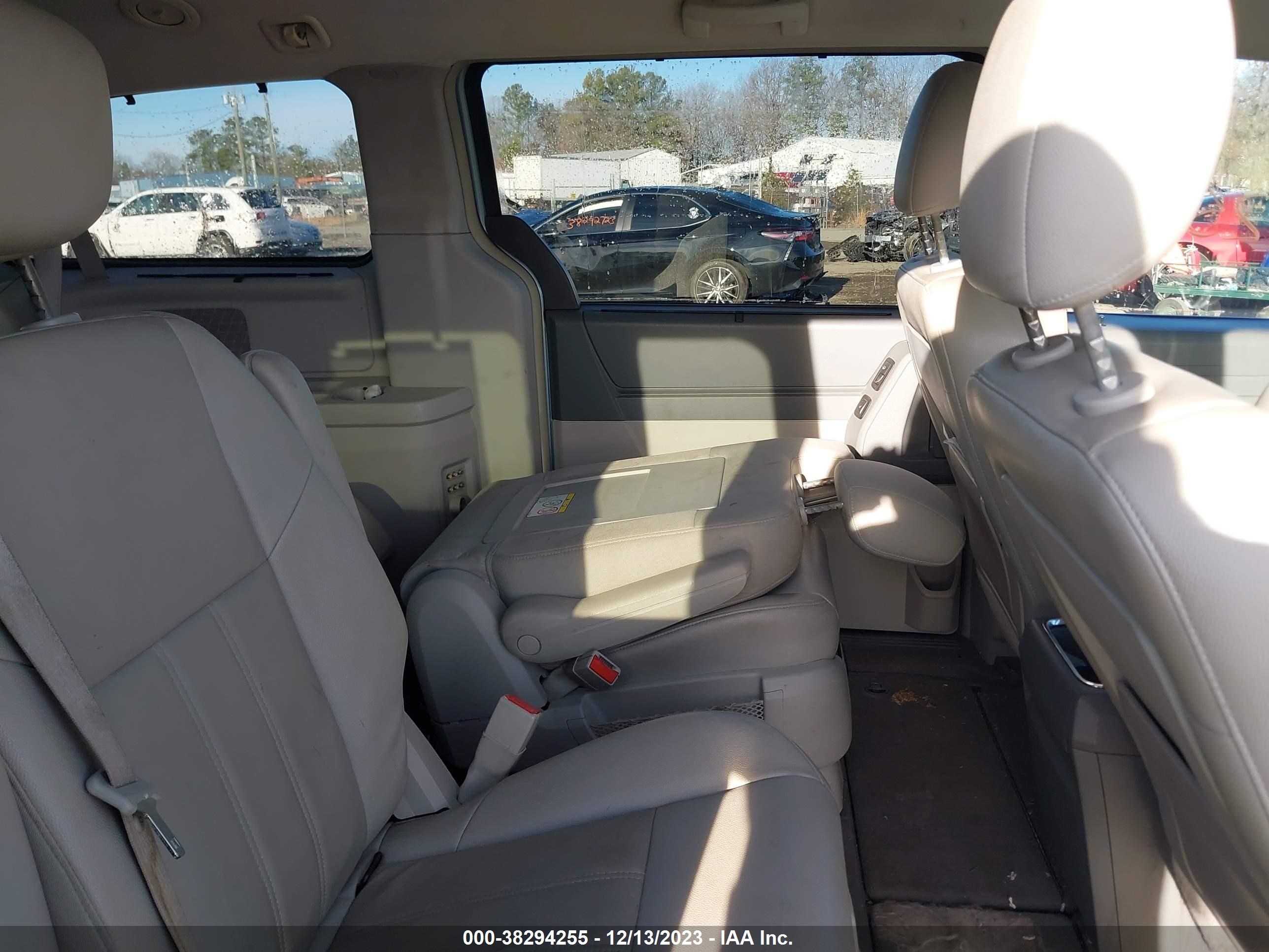 Photo 7 VIN: 2A8HR54P18R710631 - CHRYSLER TOWN & COUNTRY 