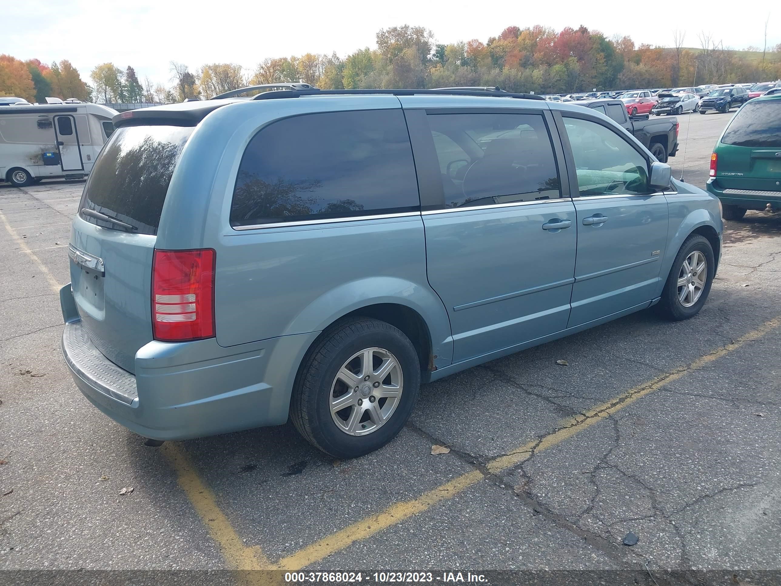 Photo 3 VIN: 2A8HR54P18R739031 - CHRYSLER TOWN & COUNTRY 