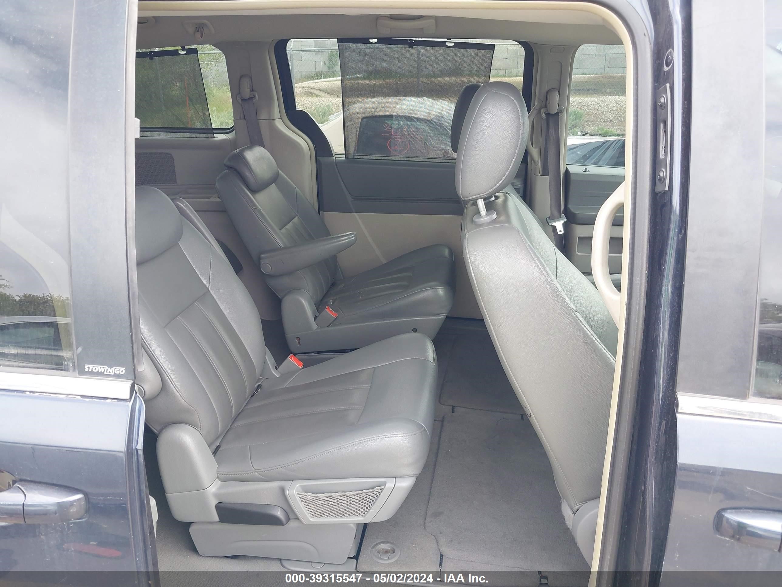 Photo 7 VIN: 2A8HR54P18R757982 - CHRYSLER TOWN & COUNTRY 