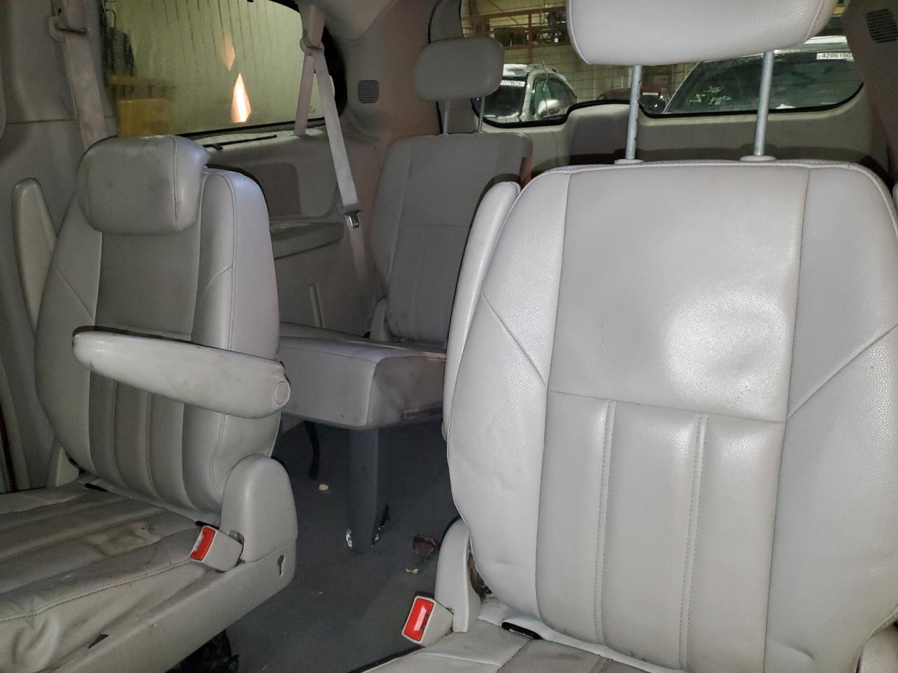 Photo 9 VIN: 2A8HR54P28R729057 - CHRYSLER TOWN & COUNTRY 