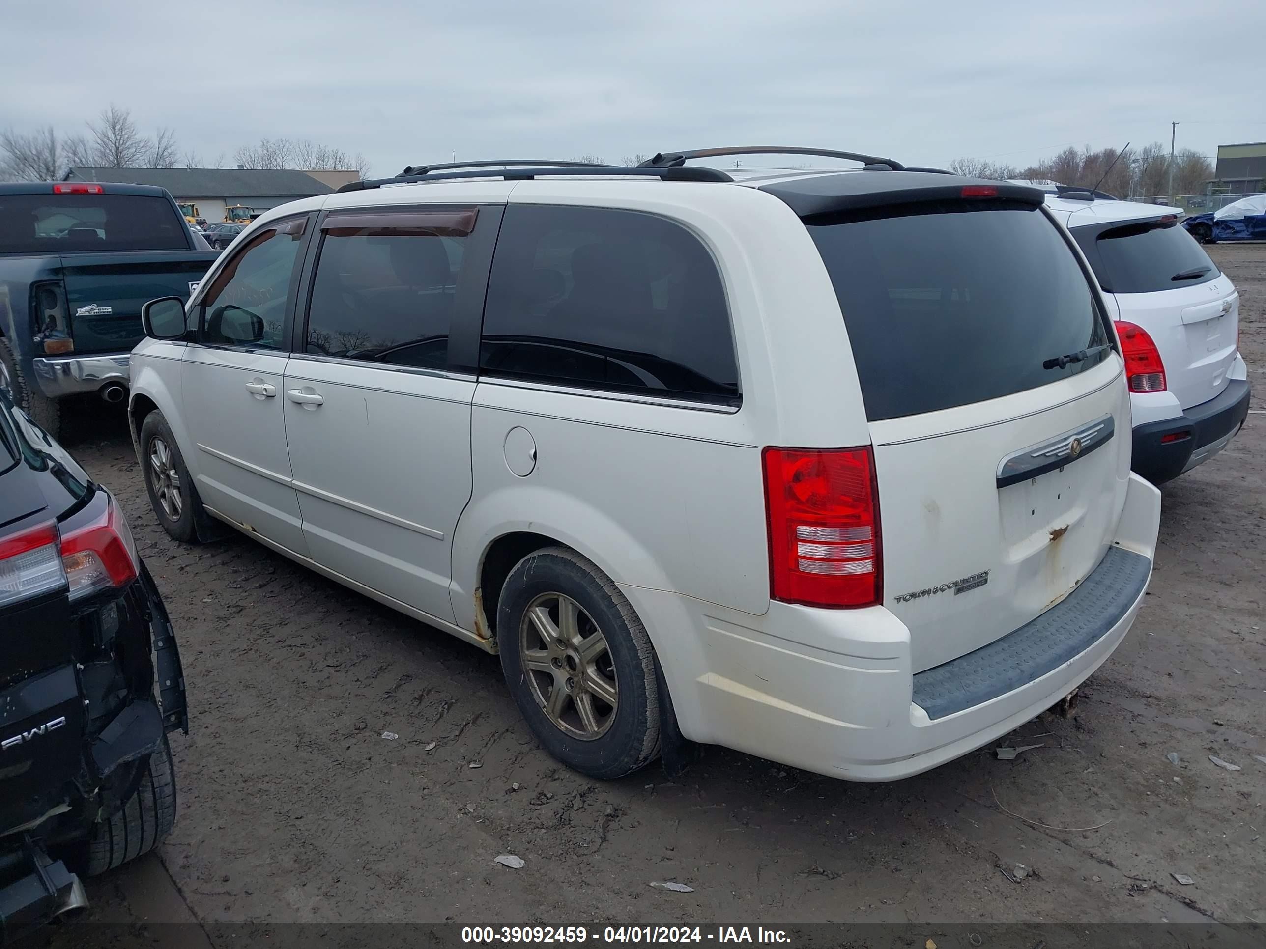 Photo 2 VIN: 2A8HR54P28R819017 - CHRYSLER TOWN & COUNTRY 