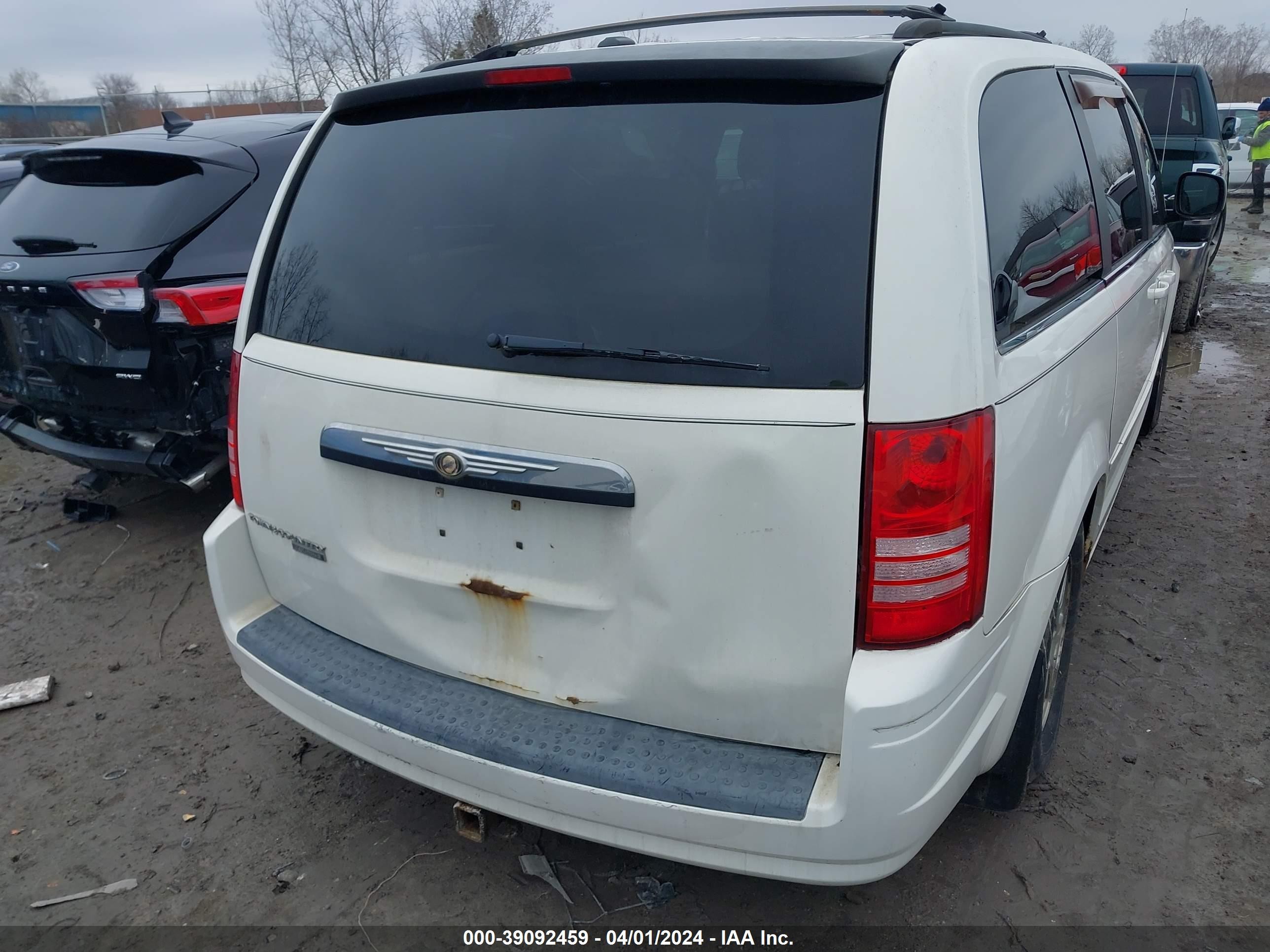 Photo 5 VIN: 2A8HR54P28R819017 - CHRYSLER TOWN & COUNTRY 