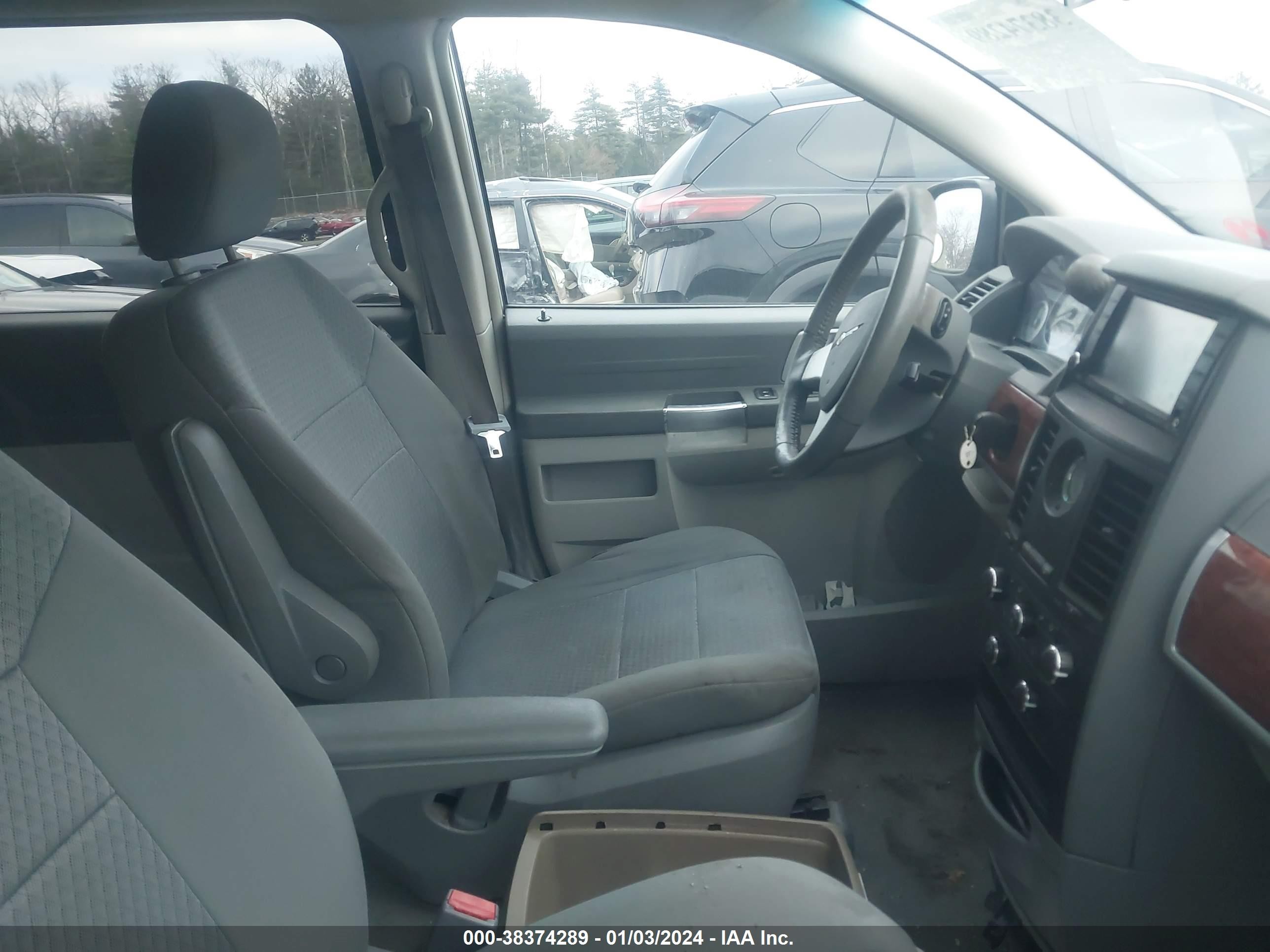 Photo 4 VIN: 2A8HR54P28R839171 - CHRYSLER TOWN-COUNTRY 