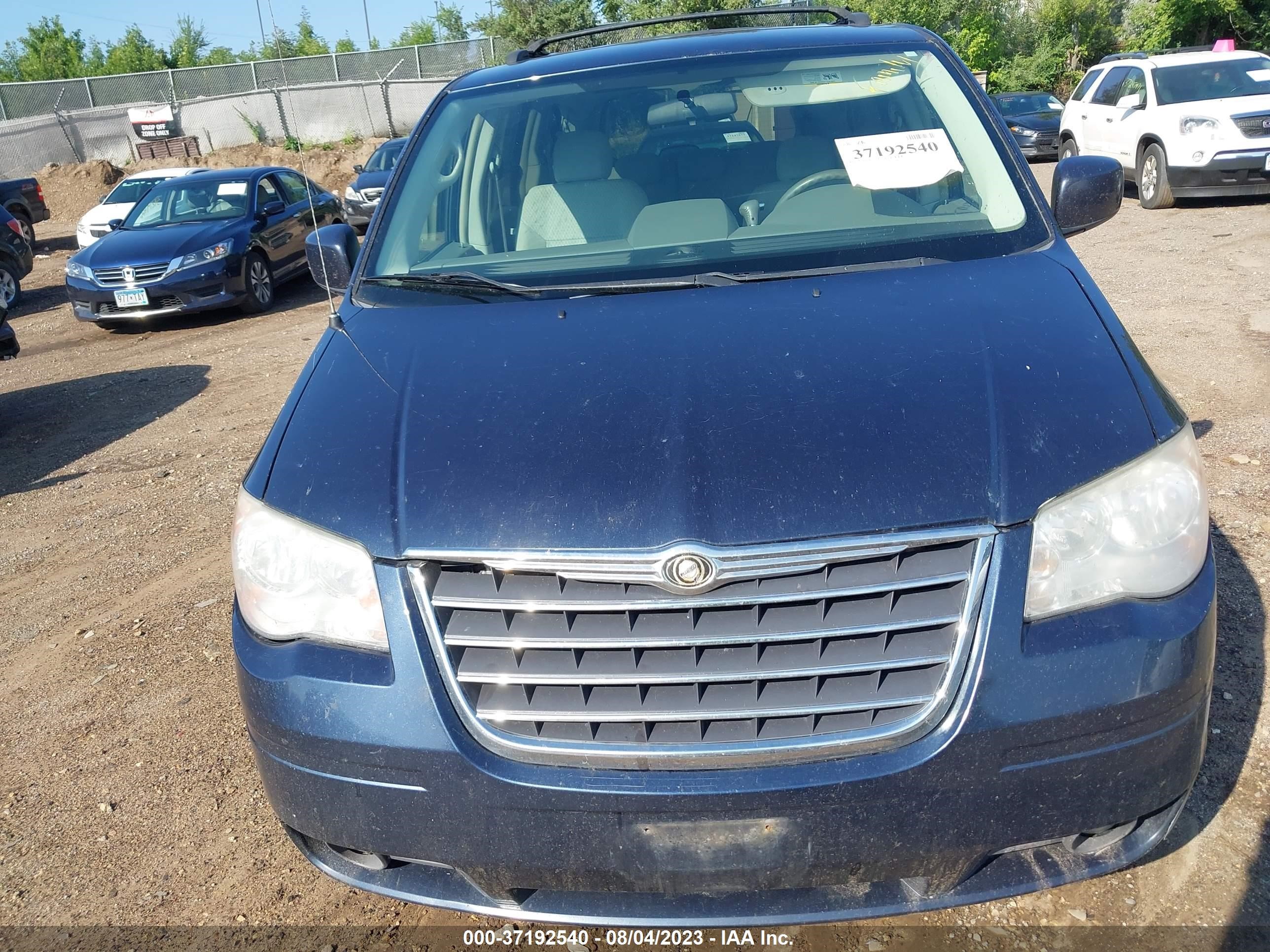 Photo 5 VIN: 2A8HR54P38R143709 - CHRYSLER TOWN & COUNTRY 