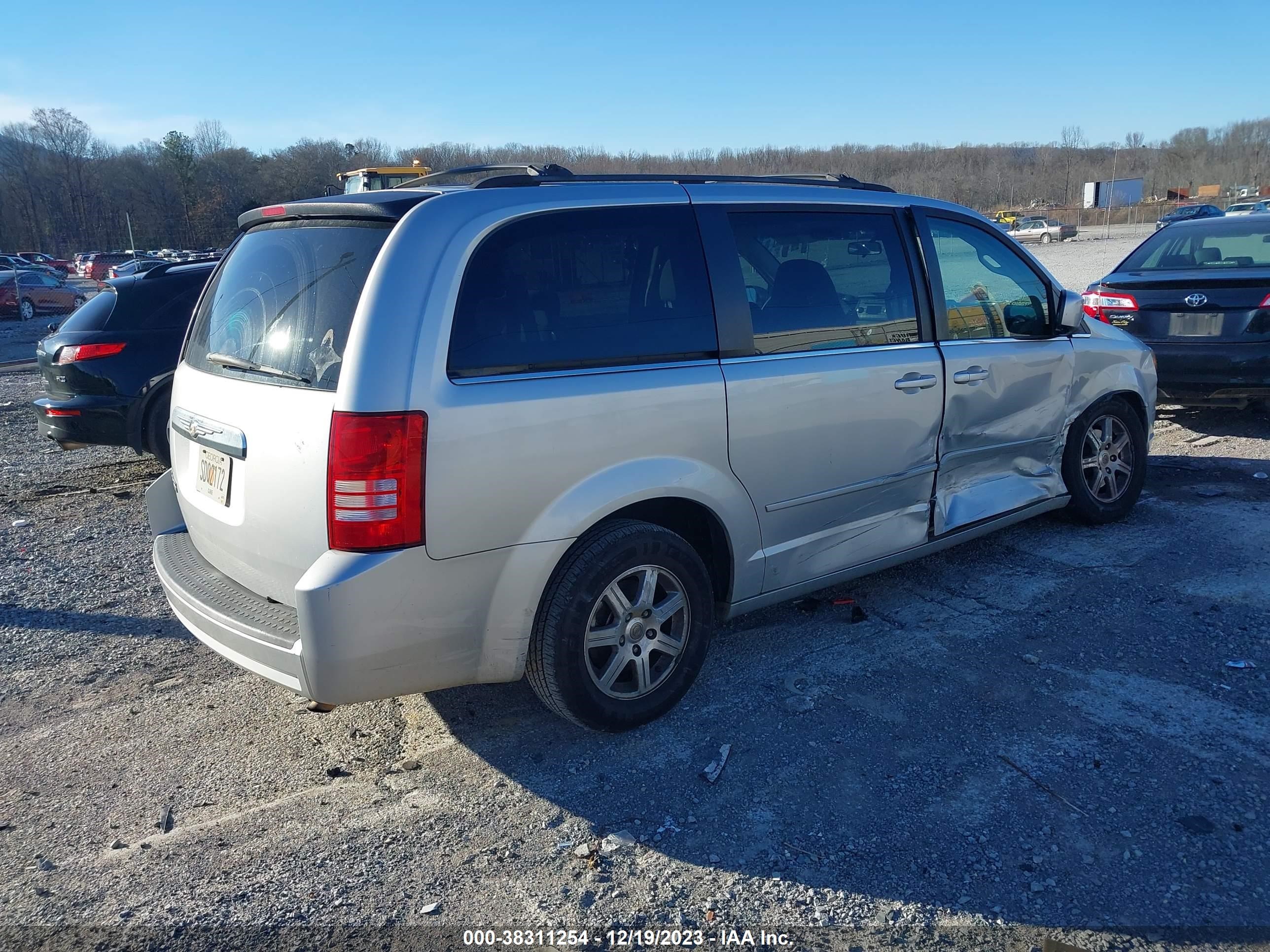 Photo 3 VIN: 2A8HR54P38R687949 - CHRYSLER TOWN & COUNTRY 