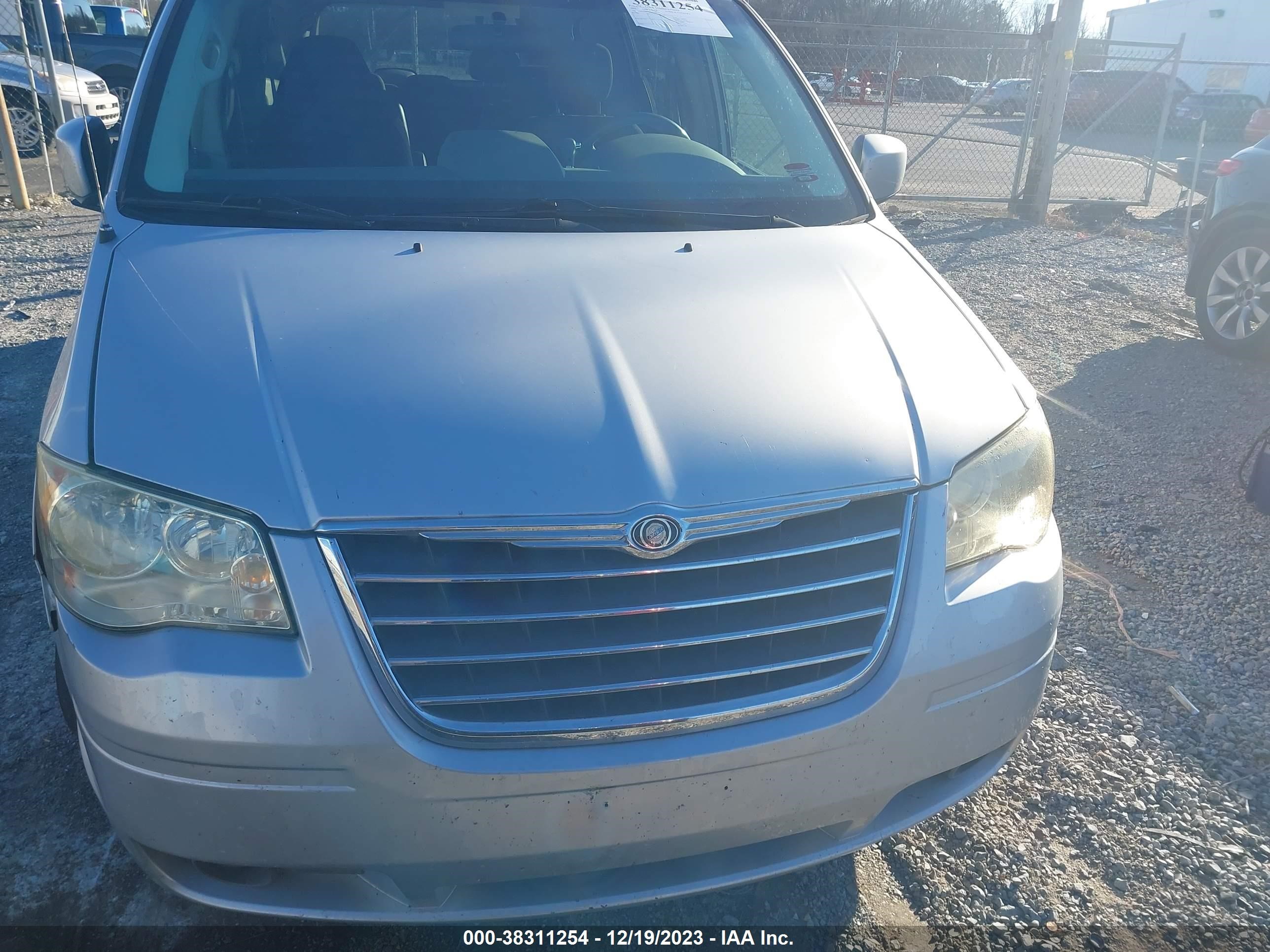 Photo 5 VIN: 2A8HR54P38R687949 - CHRYSLER TOWN & COUNTRY 