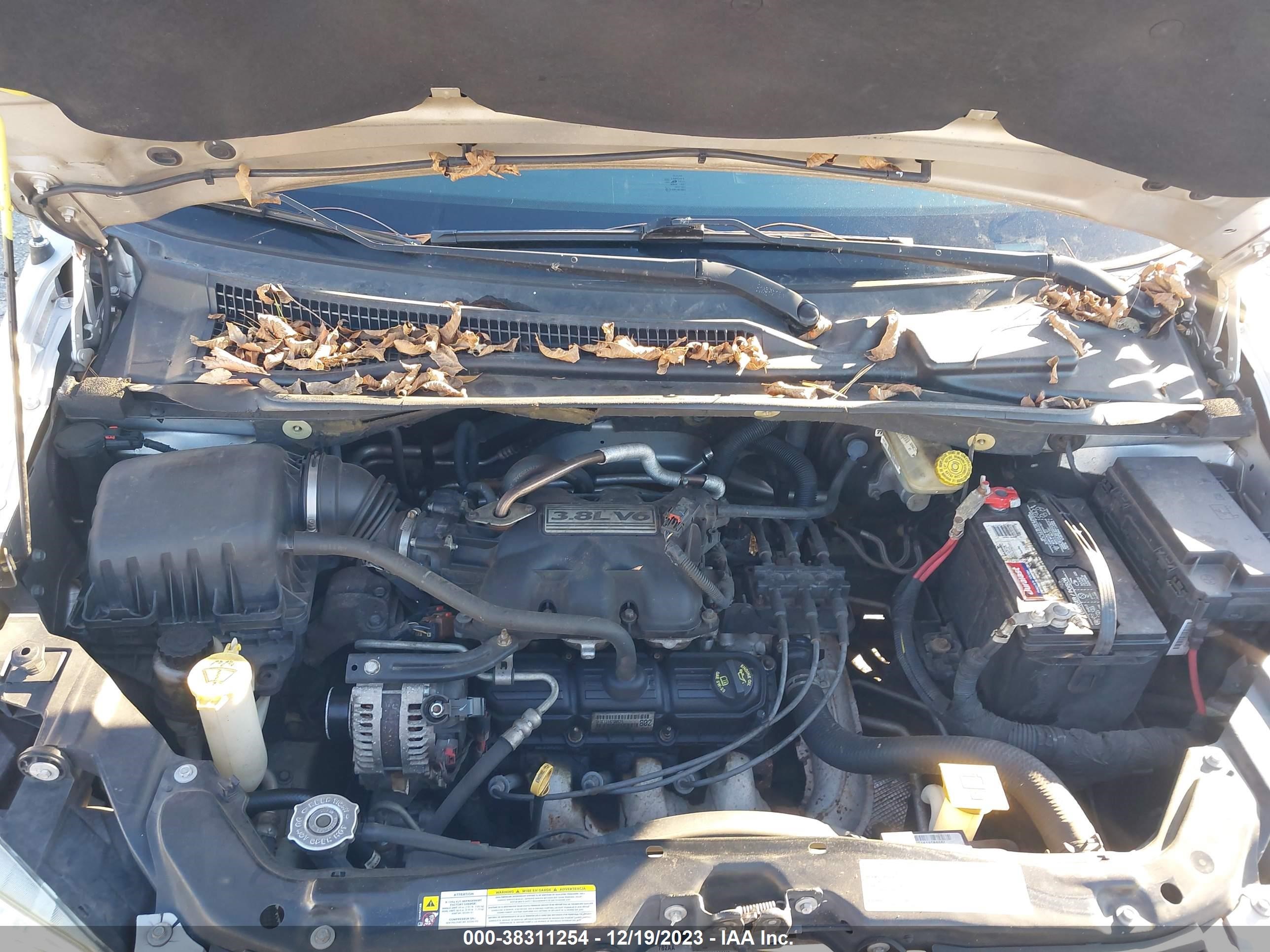 Photo 9 VIN: 2A8HR54P38R687949 - CHRYSLER TOWN & COUNTRY 