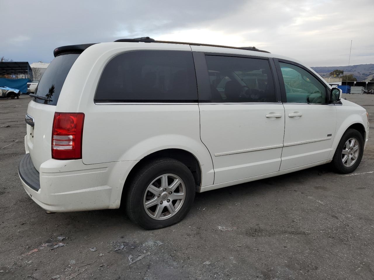 Photo 2 VIN: 2A8HR54P38R844167 - CHRYSLER TOWN & COUNTRY 