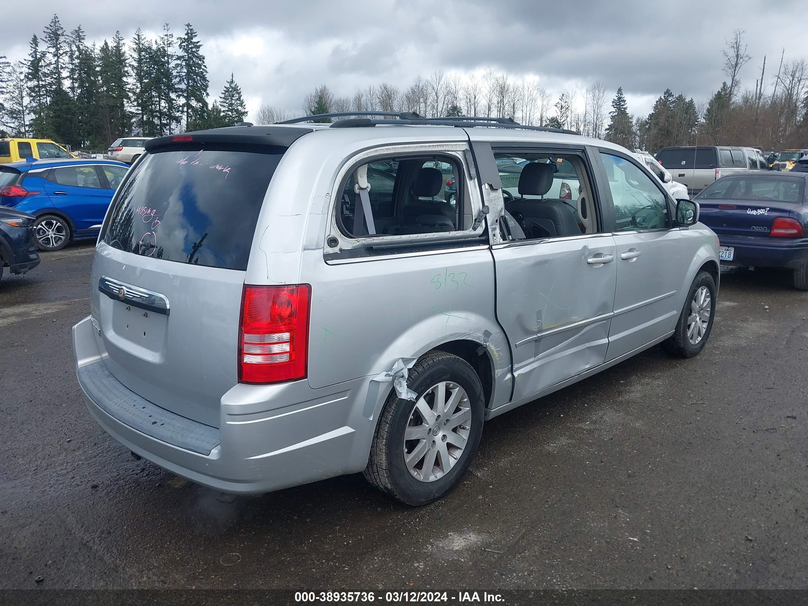 Photo 3 VIN: 2A8HR54P48R684526 - CHRYSLER TOWN & COUNTRY 