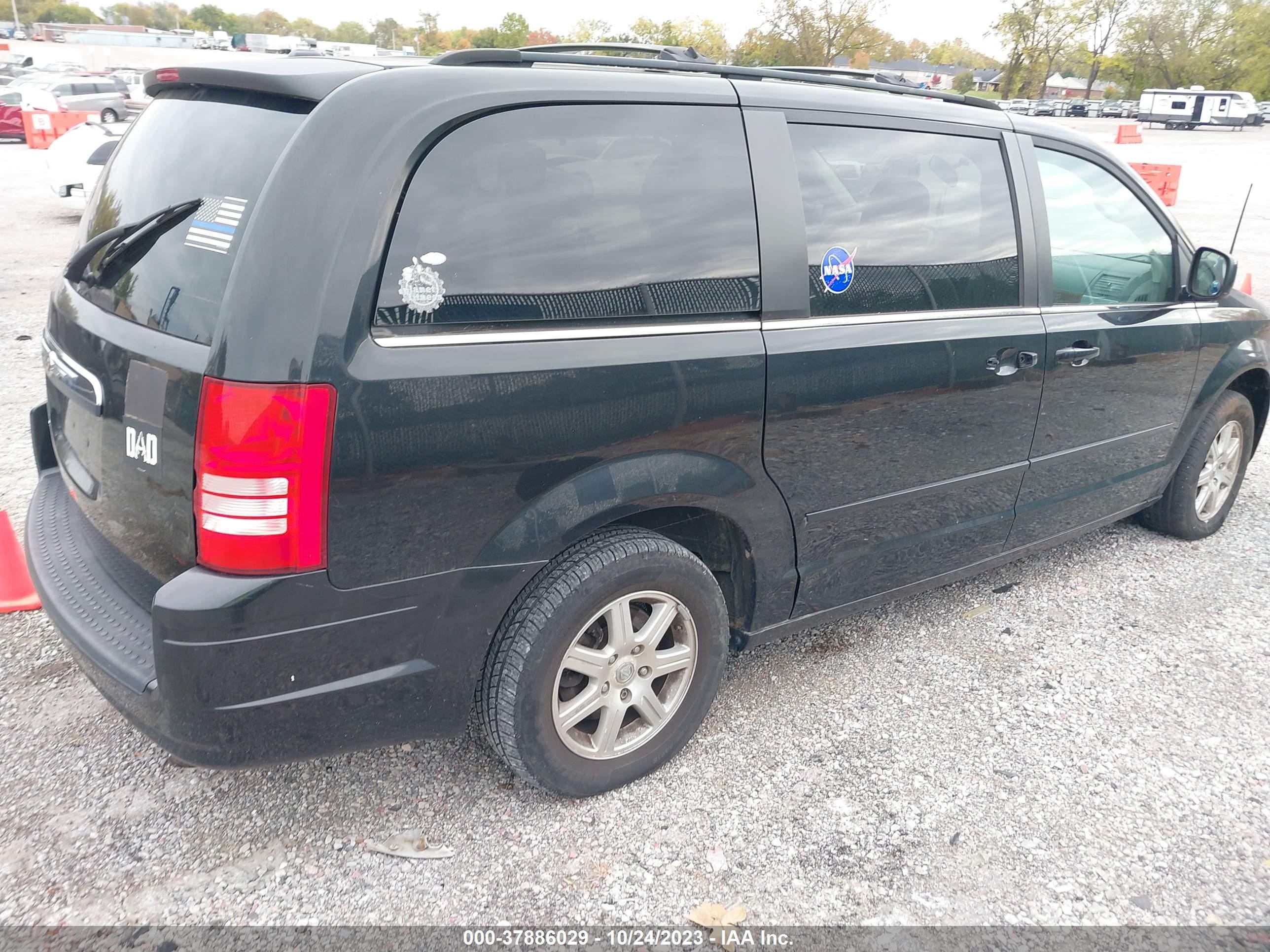 Photo 3 VIN: 2A8HR54P48R694683 - CHRYSLER TOWN & COUNTRY 