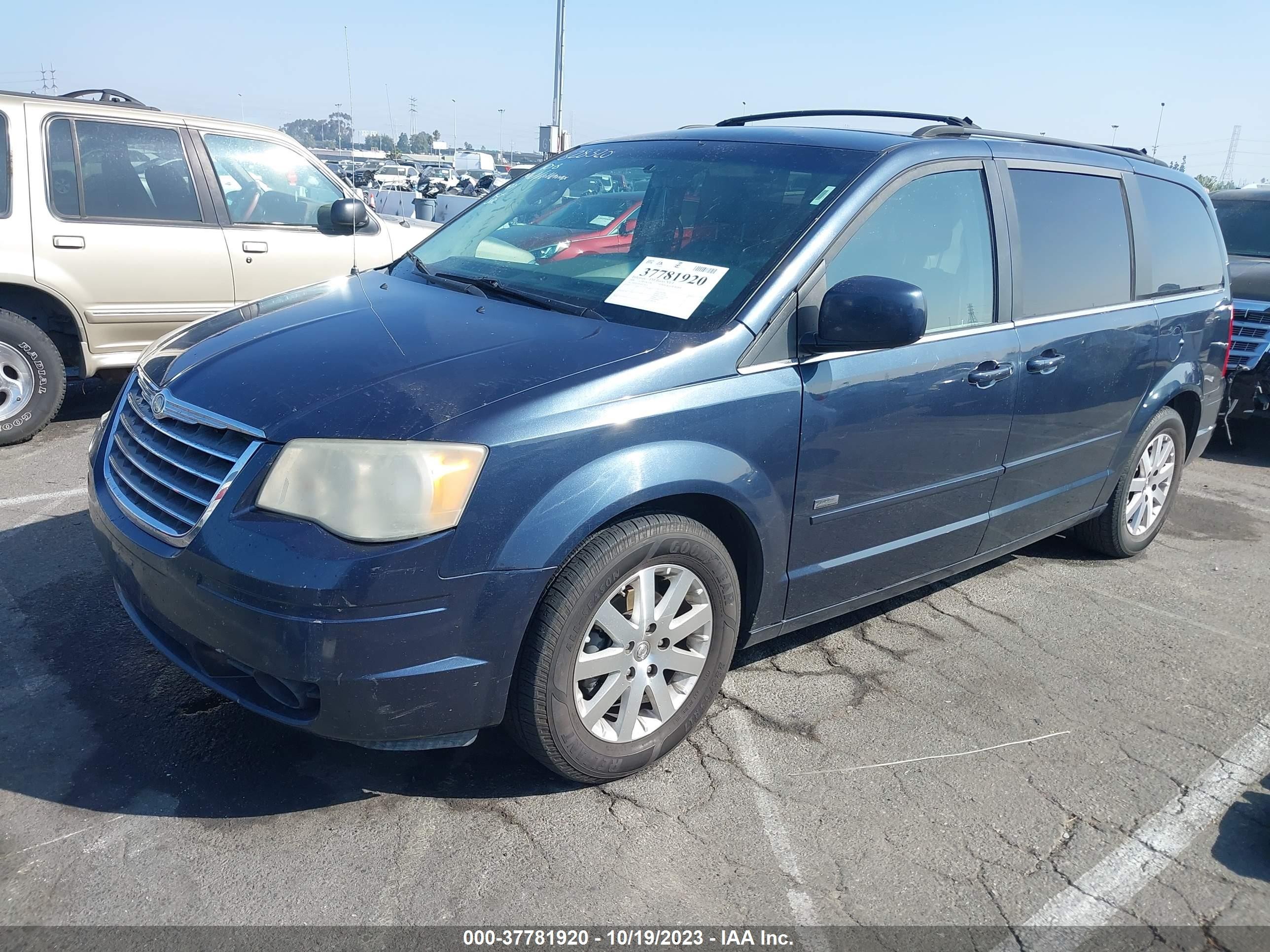 Photo 1 VIN: 2A8HR54P48R828320 - CHRYSLER TOWN & COUNTRY 