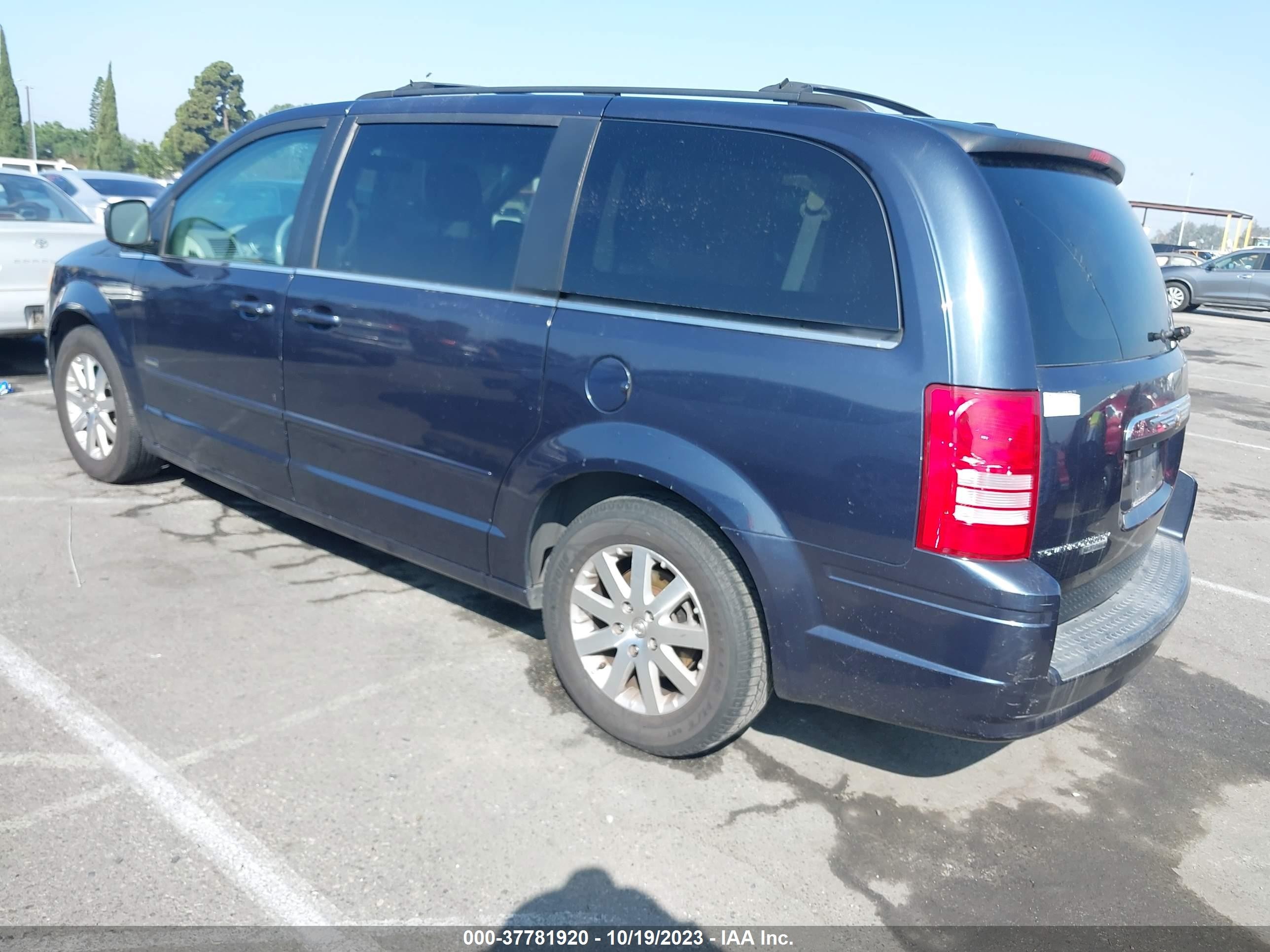 Photo 2 VIN: 2A8HR54P48R828320 - CHRYSLER TOWN & COUNTRY 