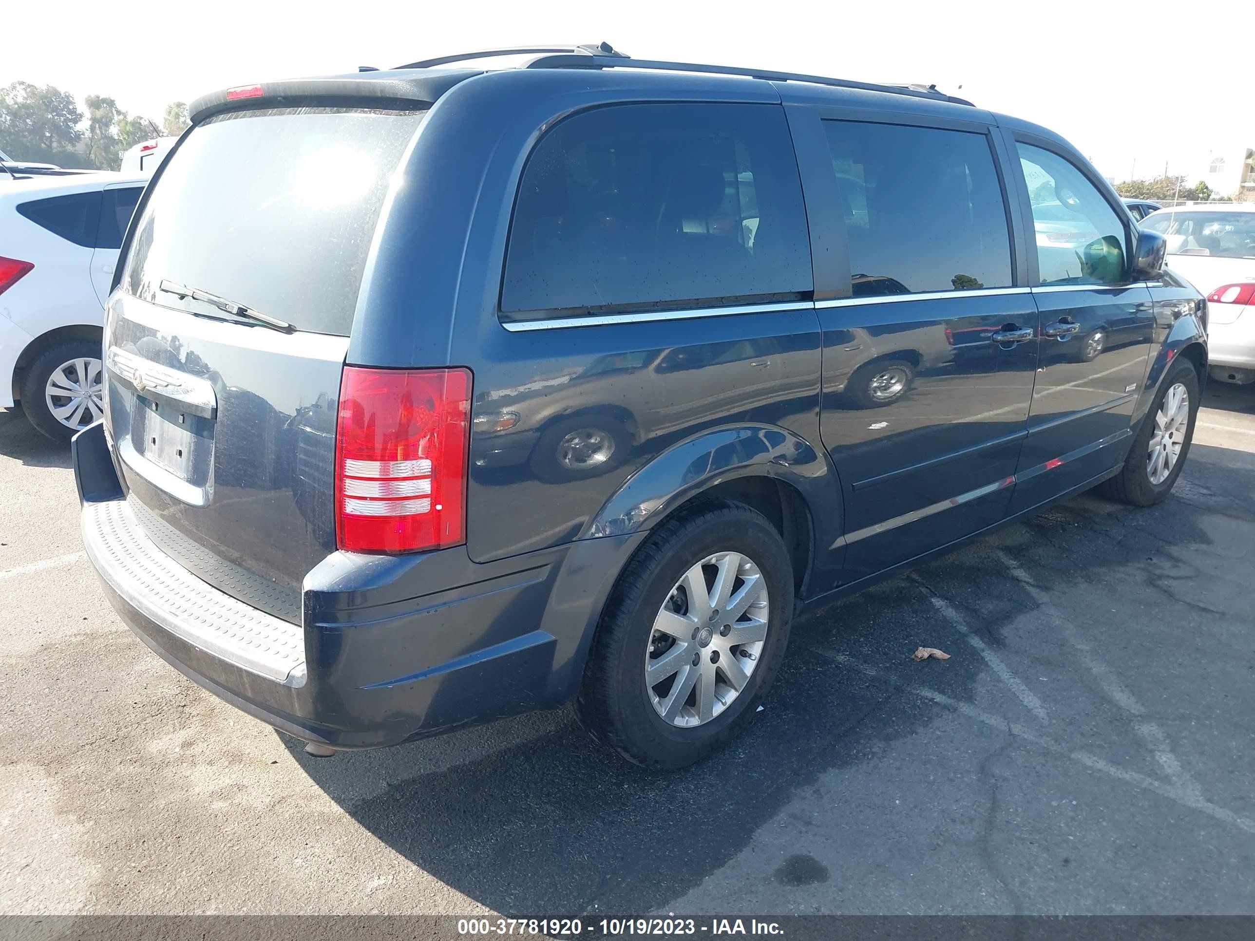 Photo 3 VIN: 2A8HR54P48R828320 - CHRYSLER TOWN & COUNTRY 