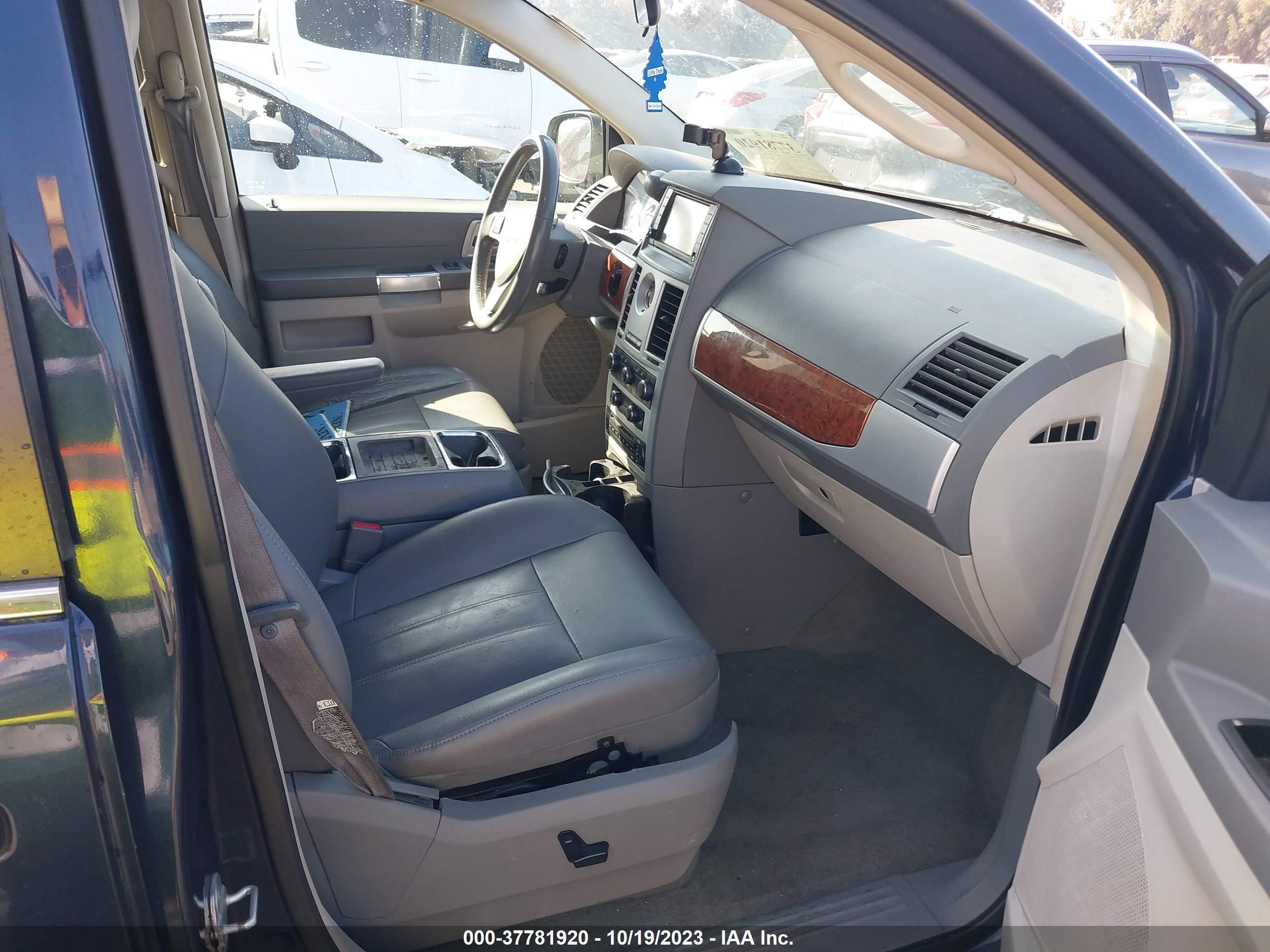 Photo 4 VIN: 2A8HR54P48R828320 - CHRYSLER TOWN & COUNTRY 