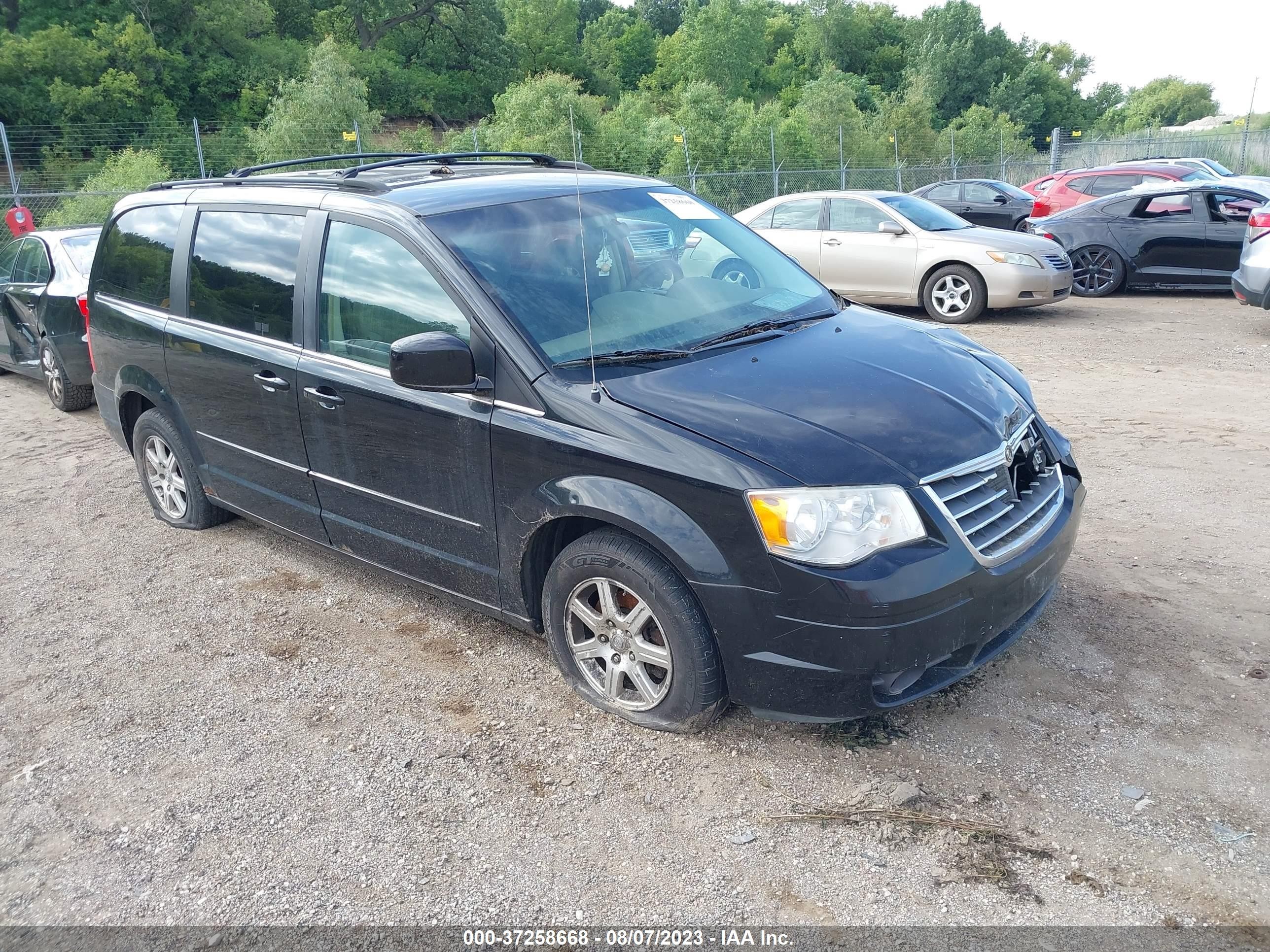 Photo 1 VIN: 2A8HR54P58R128175 - CHRYSLER TOWN & COUNTRY 