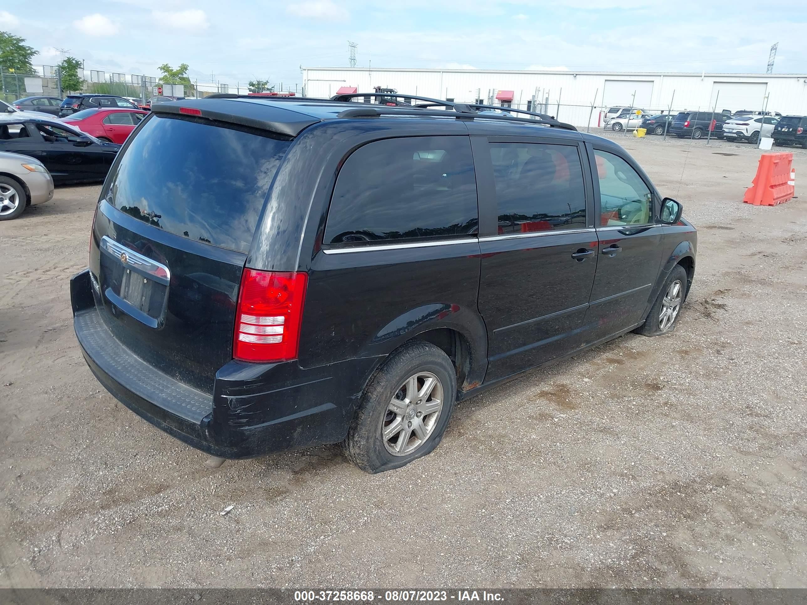 Photo 4 VIN: 2A8HR54P58R128175 - CHRYSLER TOWN & COUNTRY 