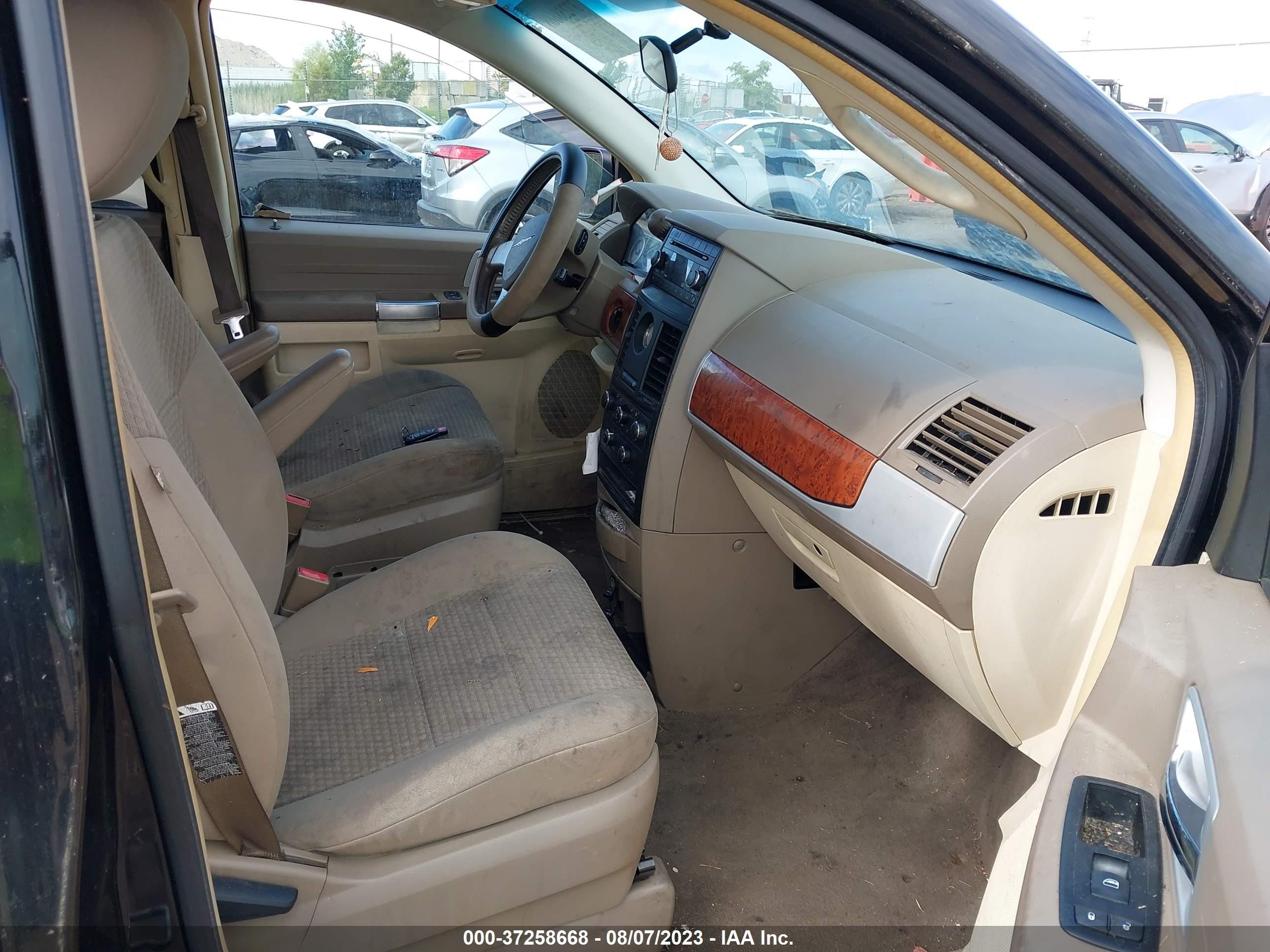 Photo 5 VIN: 2A8HR54P58R128175 - CHRYSLER TOWN & COUNTRY 