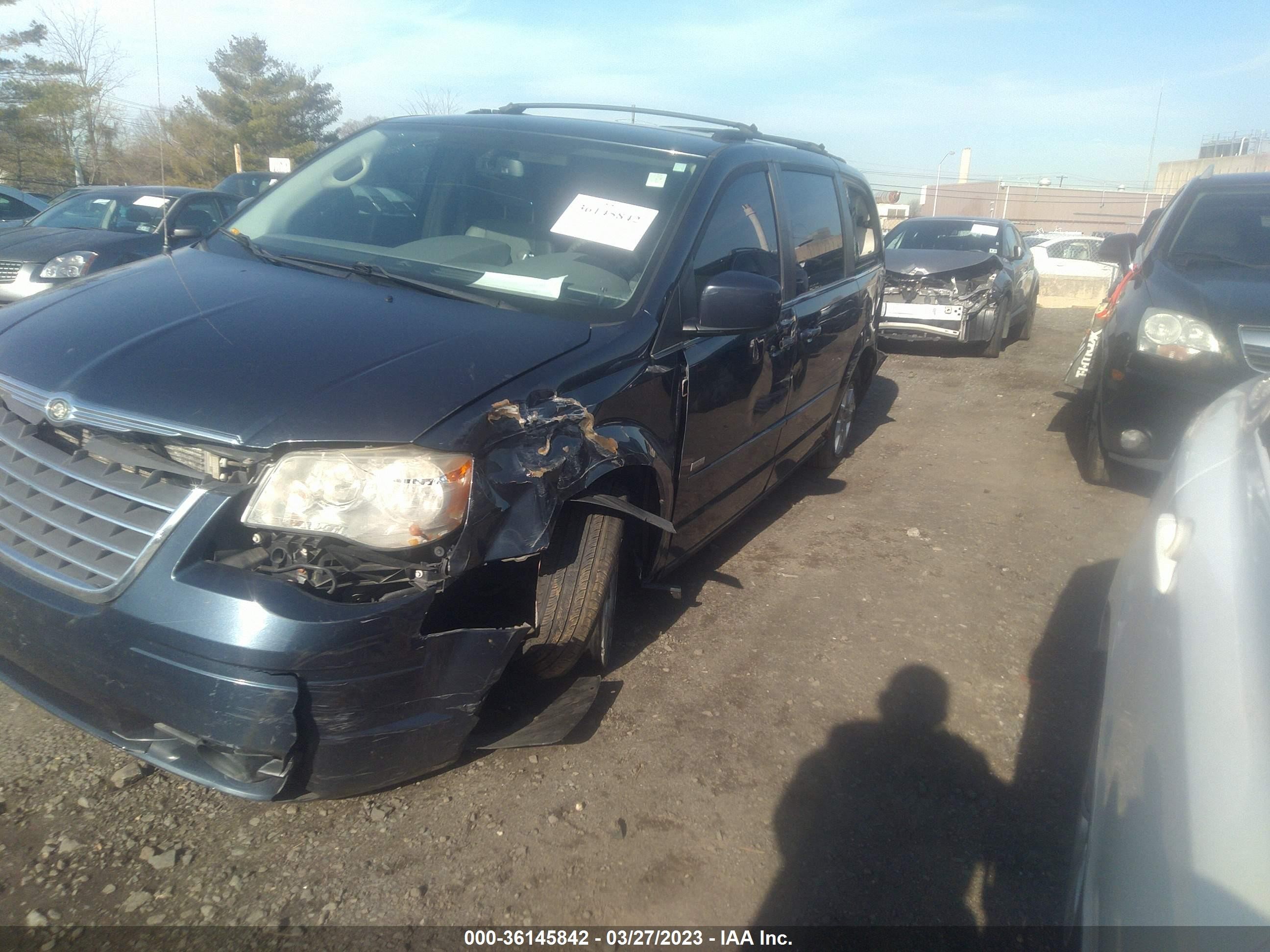 Photo 1 VIN: 2A8HR54P58R821179 - CHRYSLER TOWN & COUNTRY 