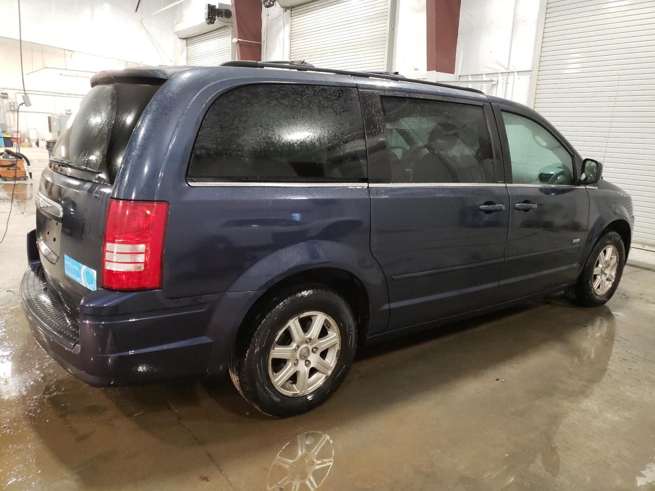 Photo 2 VIN: 2A8HR54P68R738103 - CHRYSLER TOWN & COUNTRY 