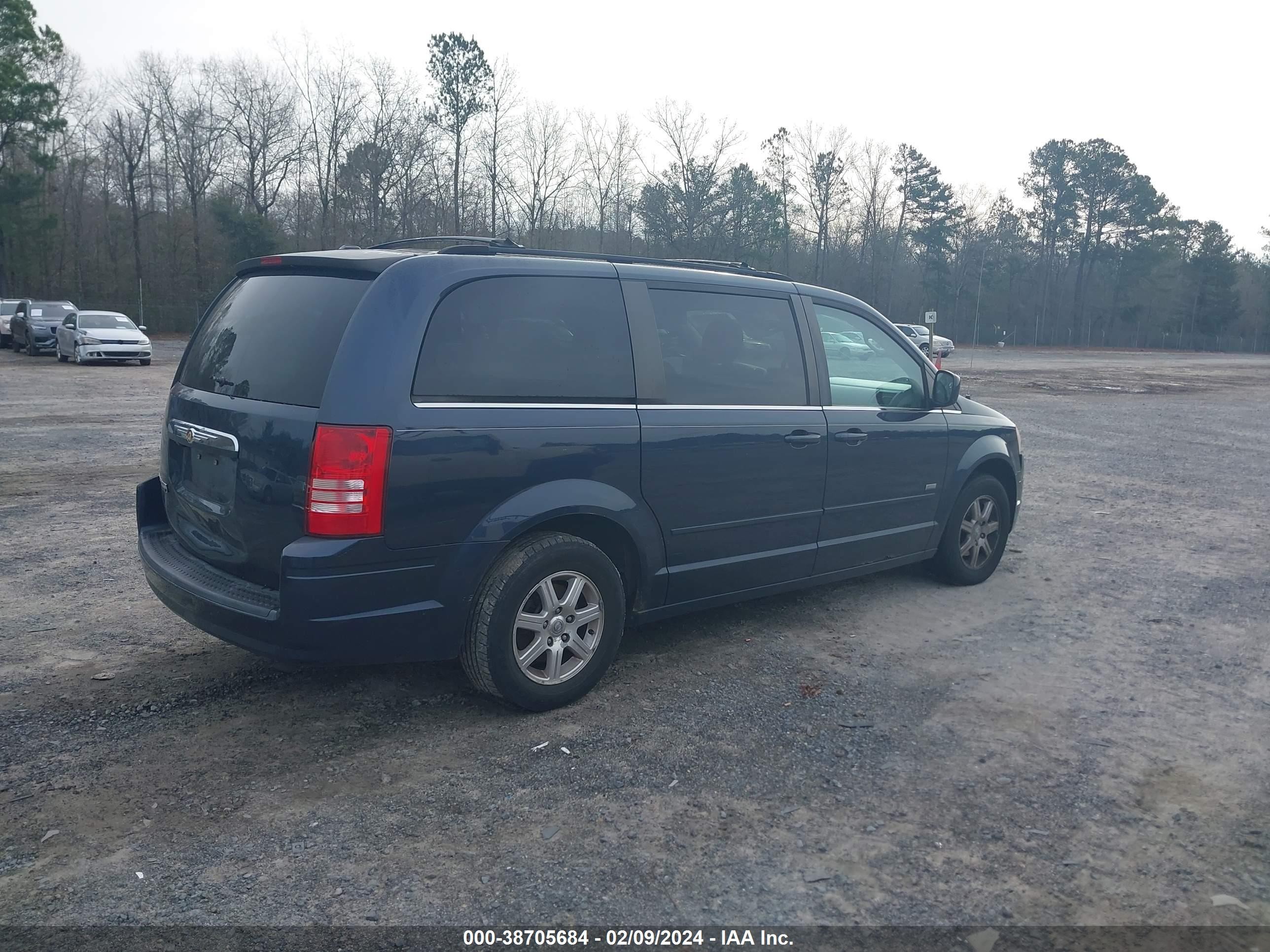 Photo 3 VIN: 2A8HR54P68R763471 - CHRYSLER TOWN & COU 