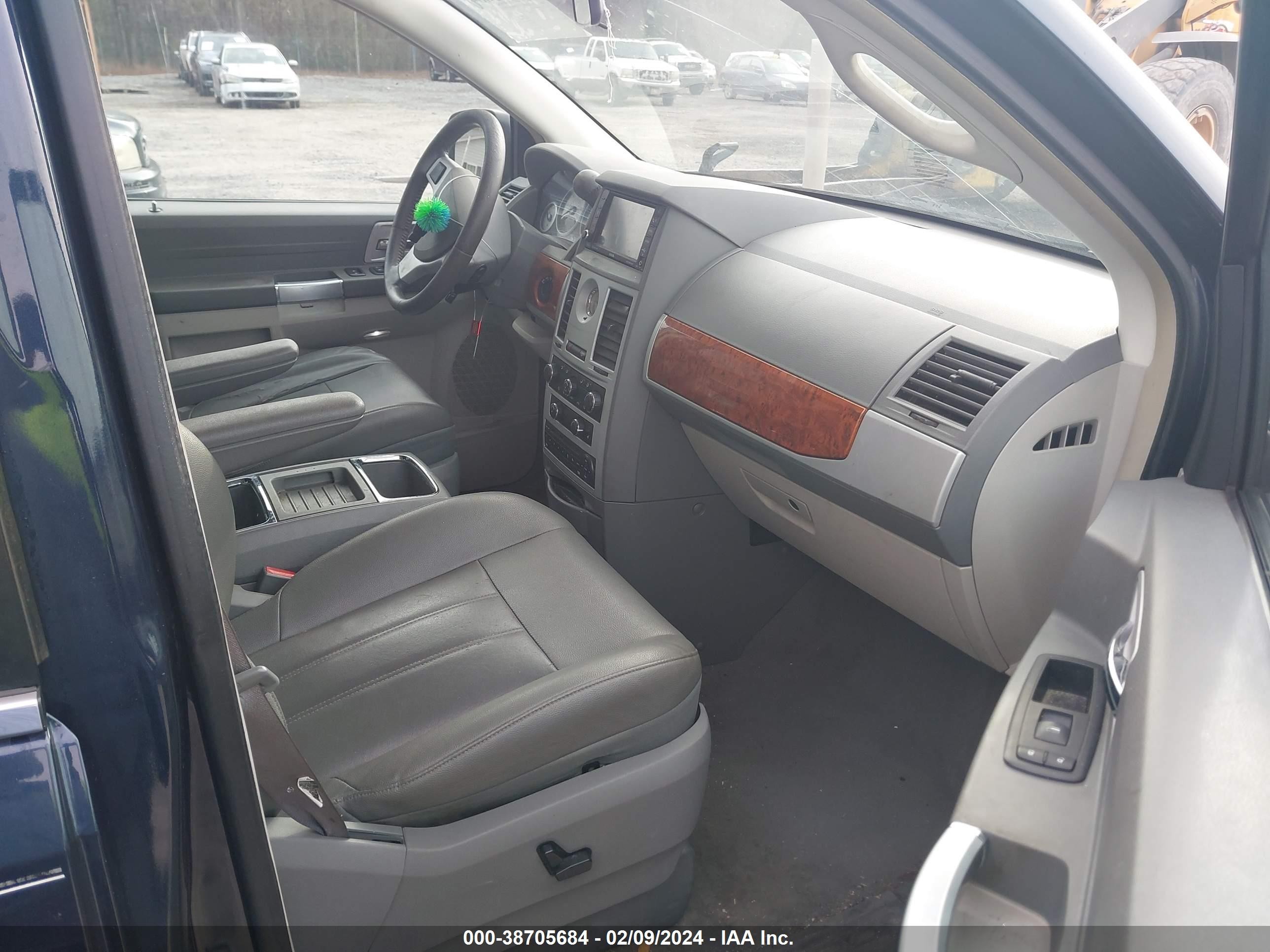 Photo 4 VIN: 2A8HR54P68R763471 - CHRYSLER TOWN & COU 