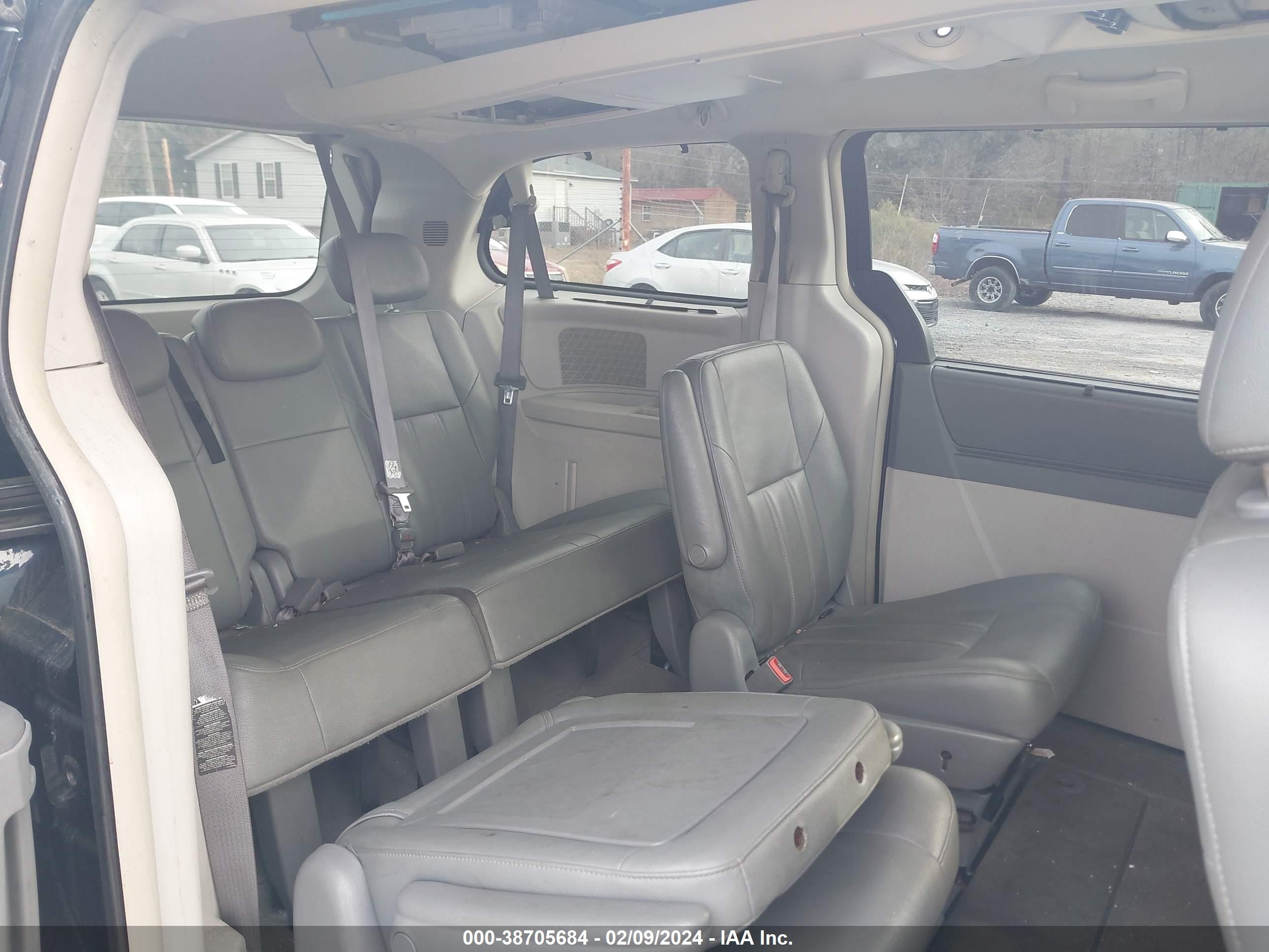 Photo 7 VIN: 2A8HR54P68R763471 - CHRYSLER TOWN & COU 