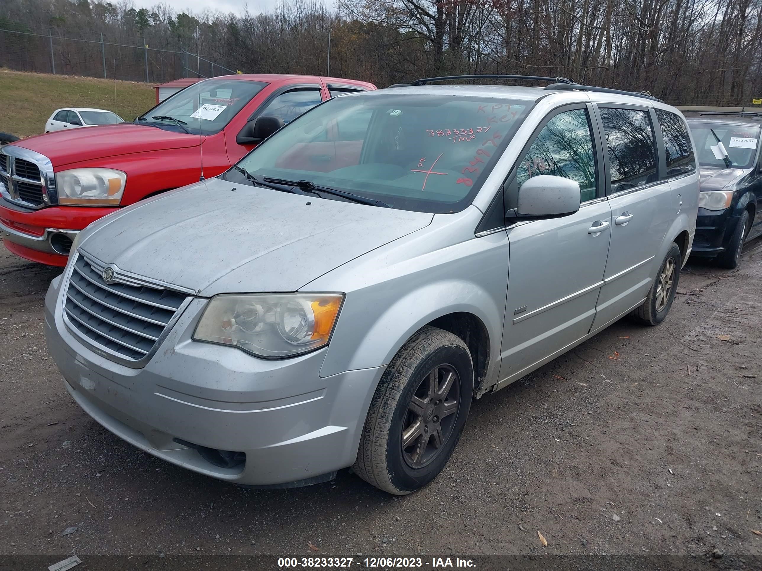 Photo 1 VIN: 2A8HR54P68R834975 - CHRYSLER TOWN & COUNTRY 