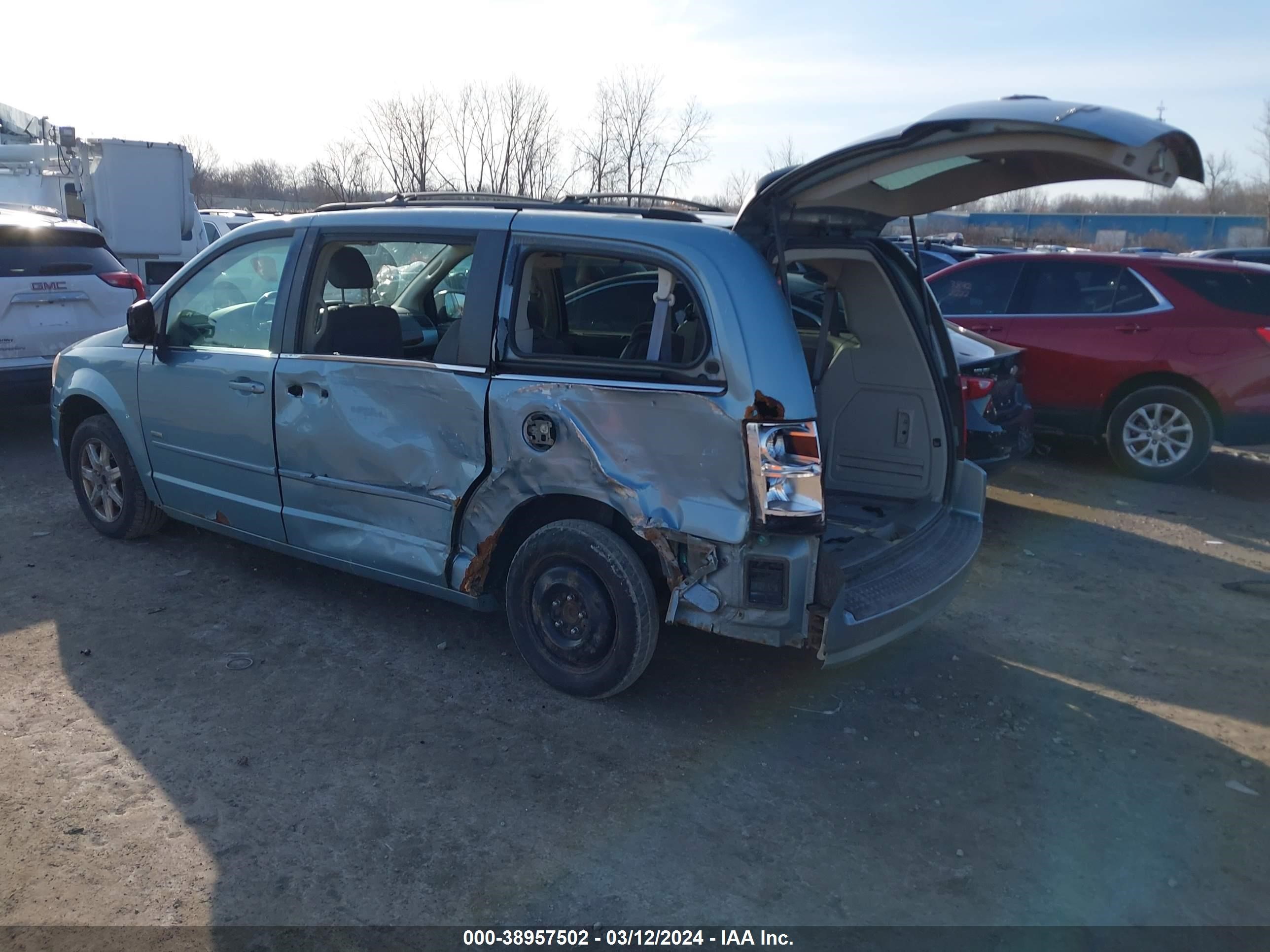 Photo 2 VIN: 2A8HR54P78R711864 - CHRYSLER TOWN & COUNTRY 