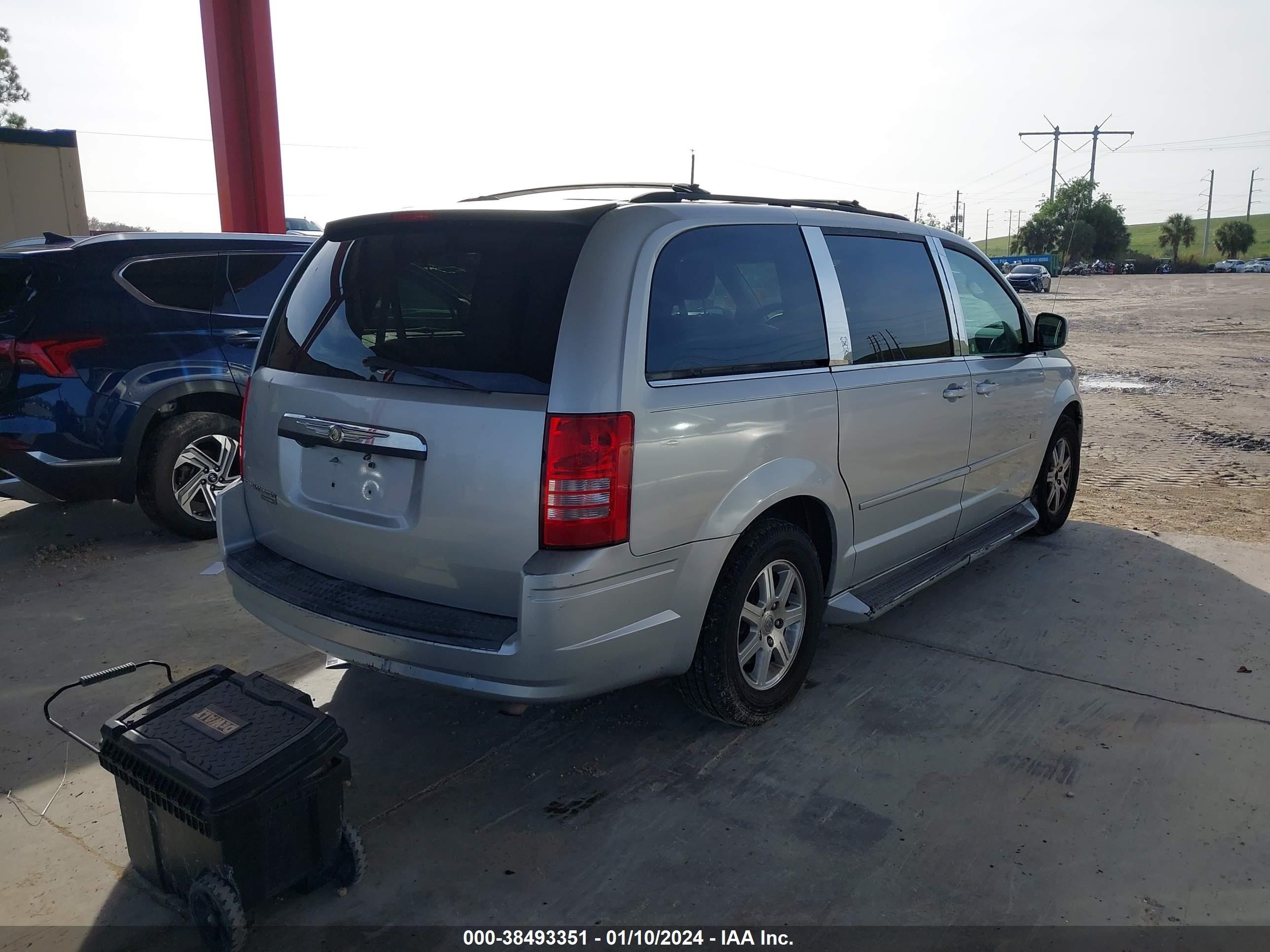 Photo 3 VIN: 2A8HR54P78R774673 - CHRYSLER TOWN & COUNTRY 