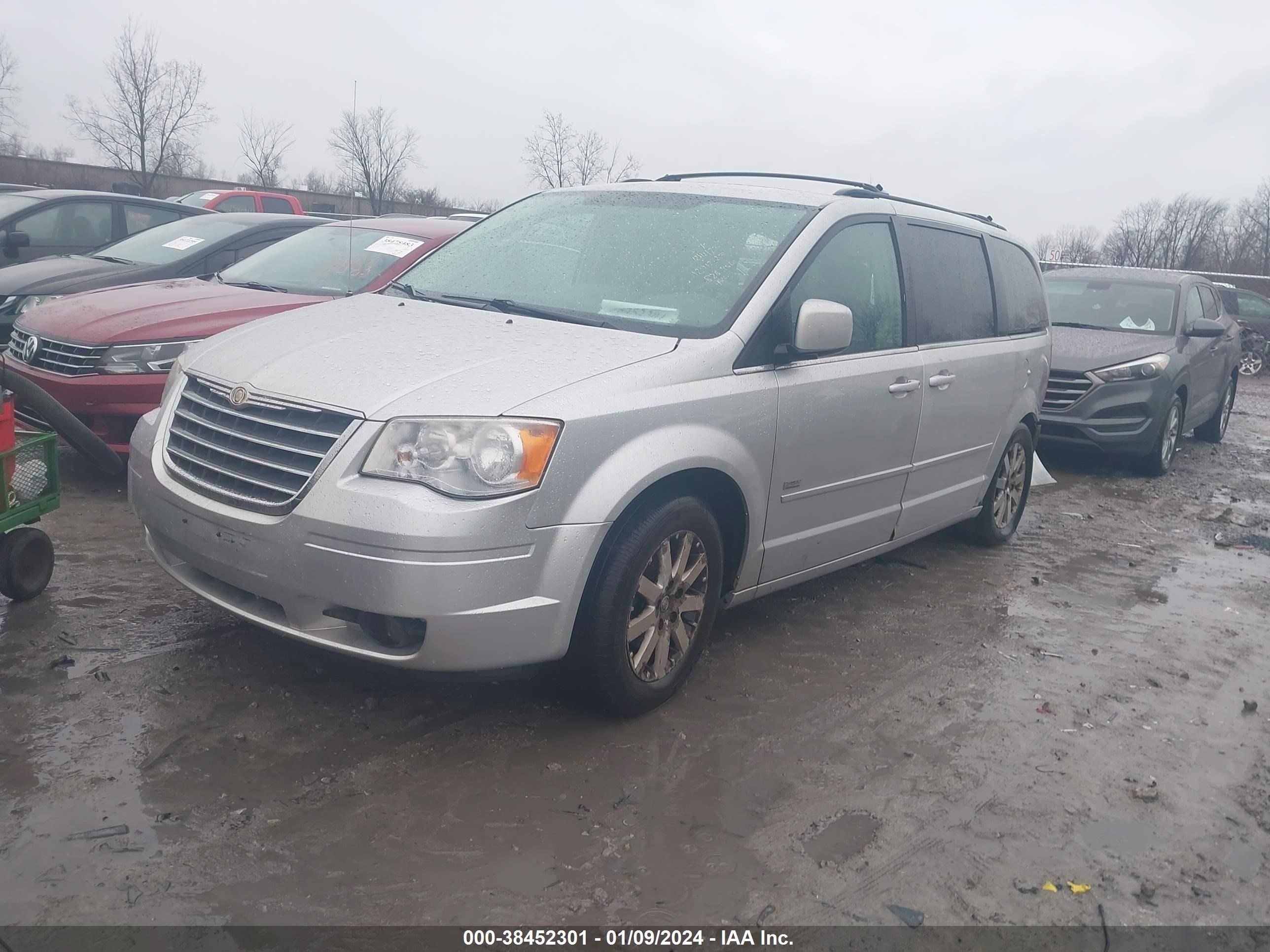 Photo 1 VIN: 2A8HR54P78R828456 - CHRYSLER TOWN & COUNTRY 