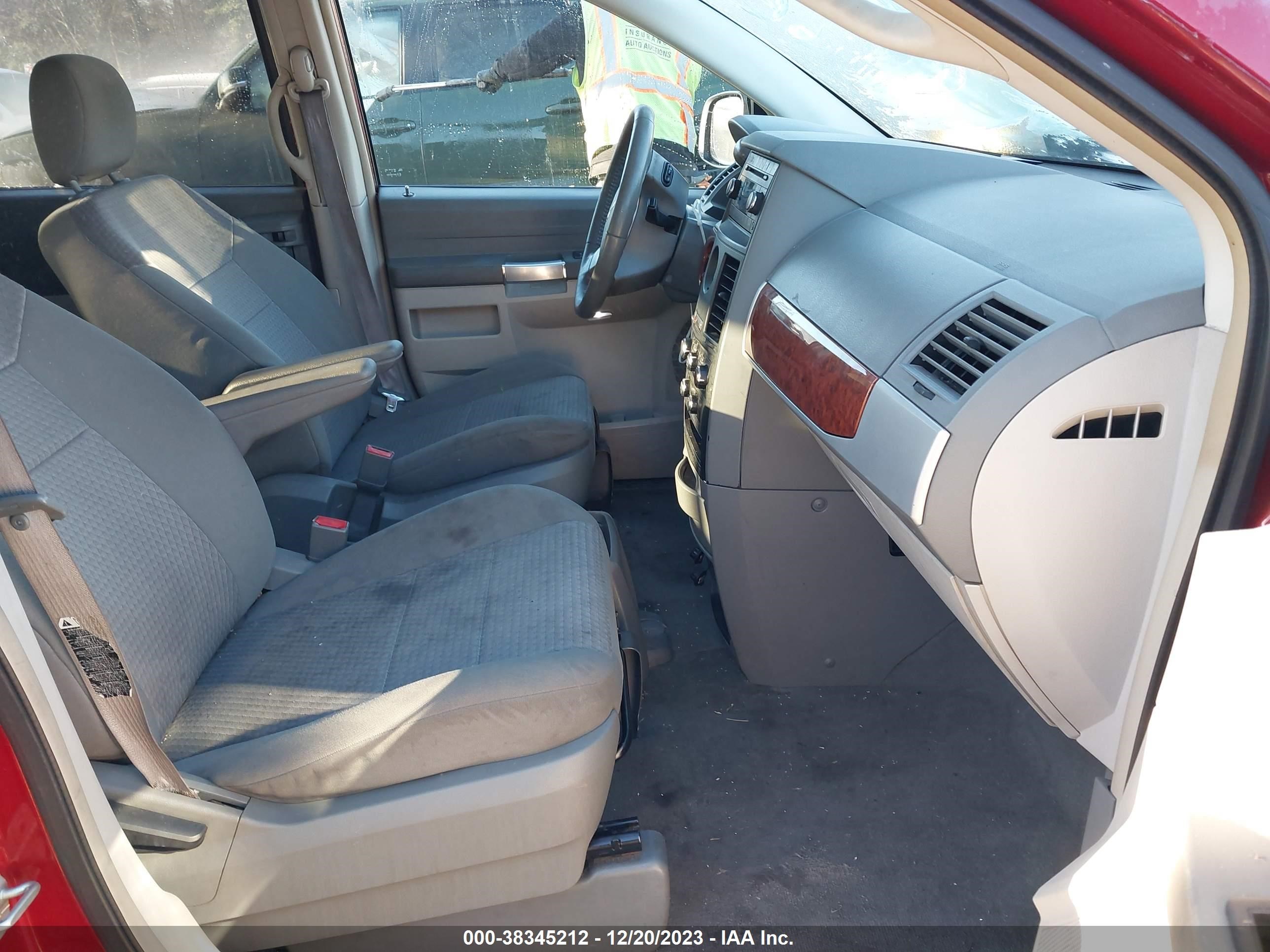 Photo 4 VIN: 2A8HR54P88R827509 - CHRYSLER TOWN & COUNTRY 