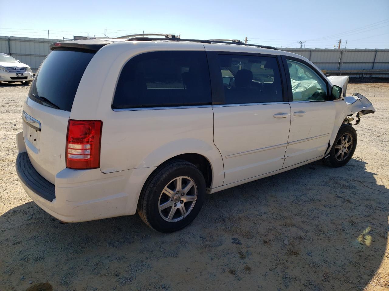 Photo 2 VIN: 2A8HR54P98R710439 - CHRYSLER TOWN & COUNTRY 