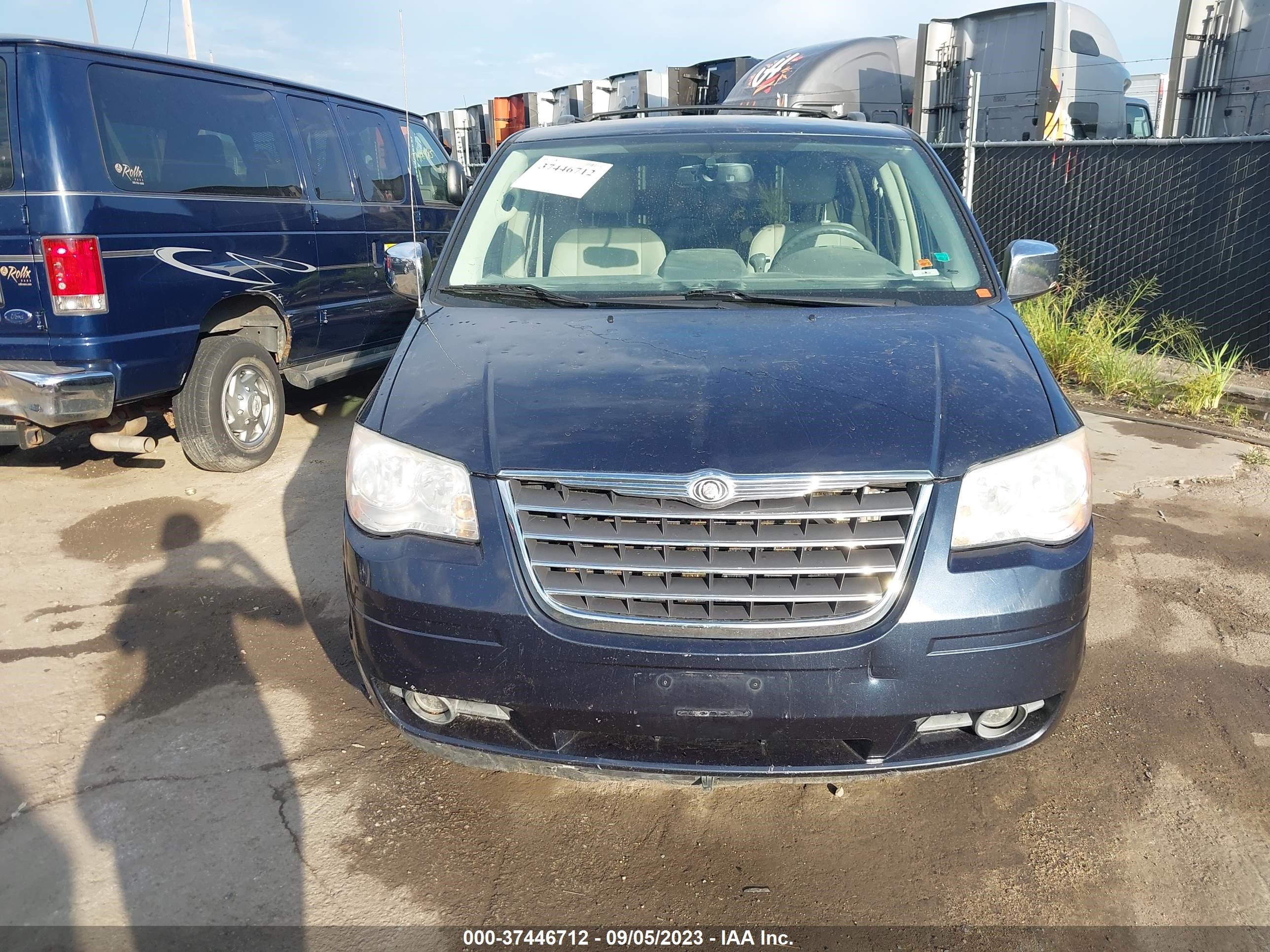 Photo 11 VIN: 2A8HR54P98R736426 - CHRYSLER TOWN & COUNTRY 