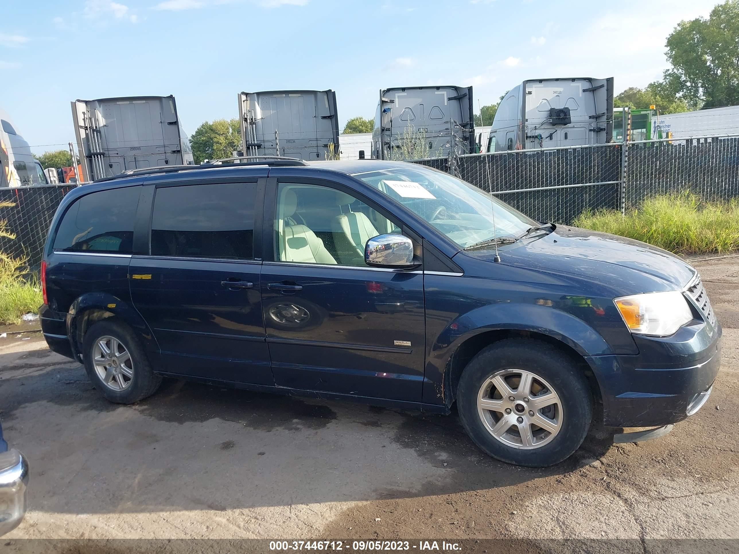 Photo 12 VIN: 2A8HR54P98R736426 - CHRYSLER TOWN & COUNTRY 