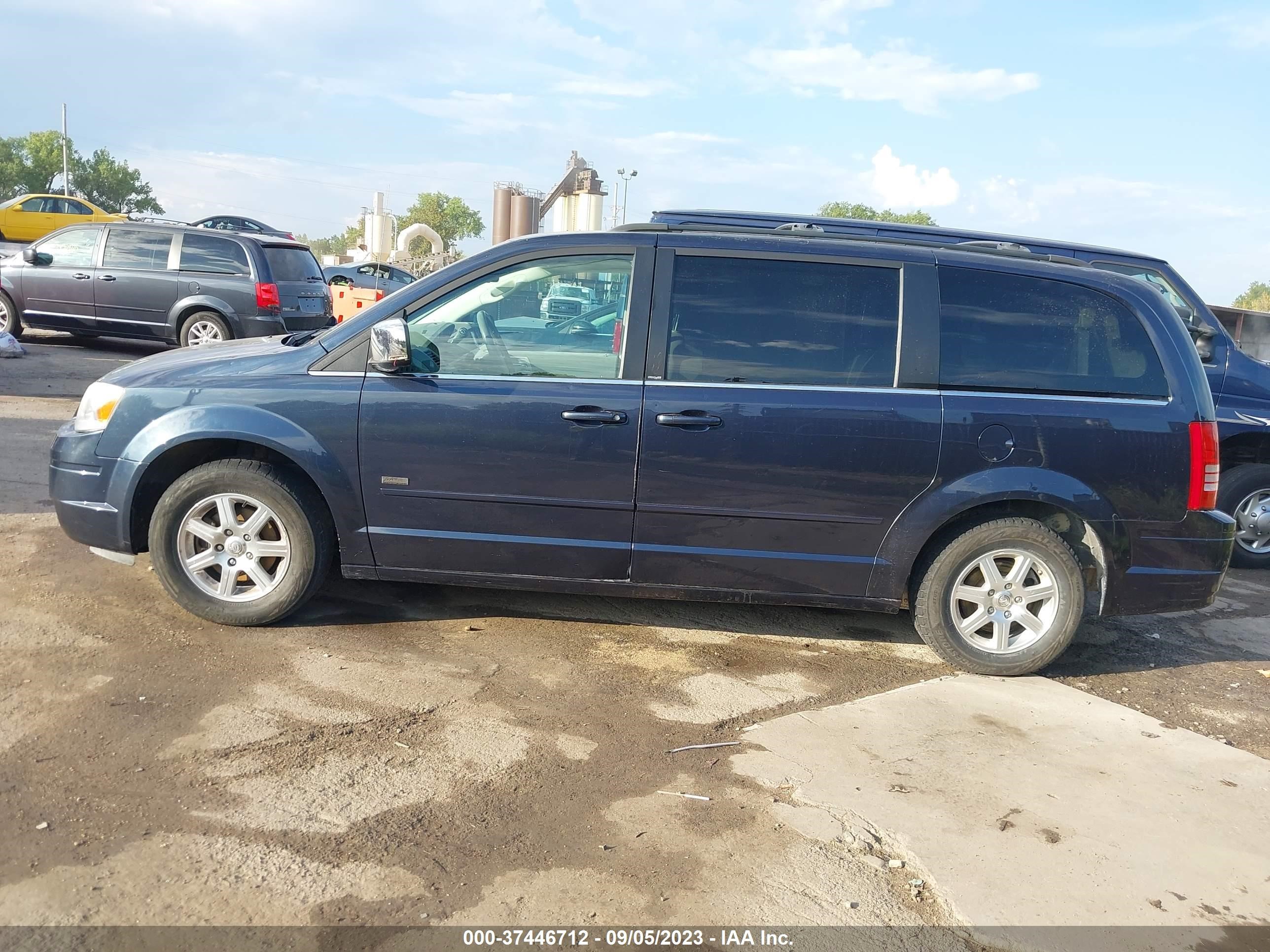 Photo 13 VIN: 2A8HR54P98R736426 - CHRYSLER TOWN & COUNTRY 