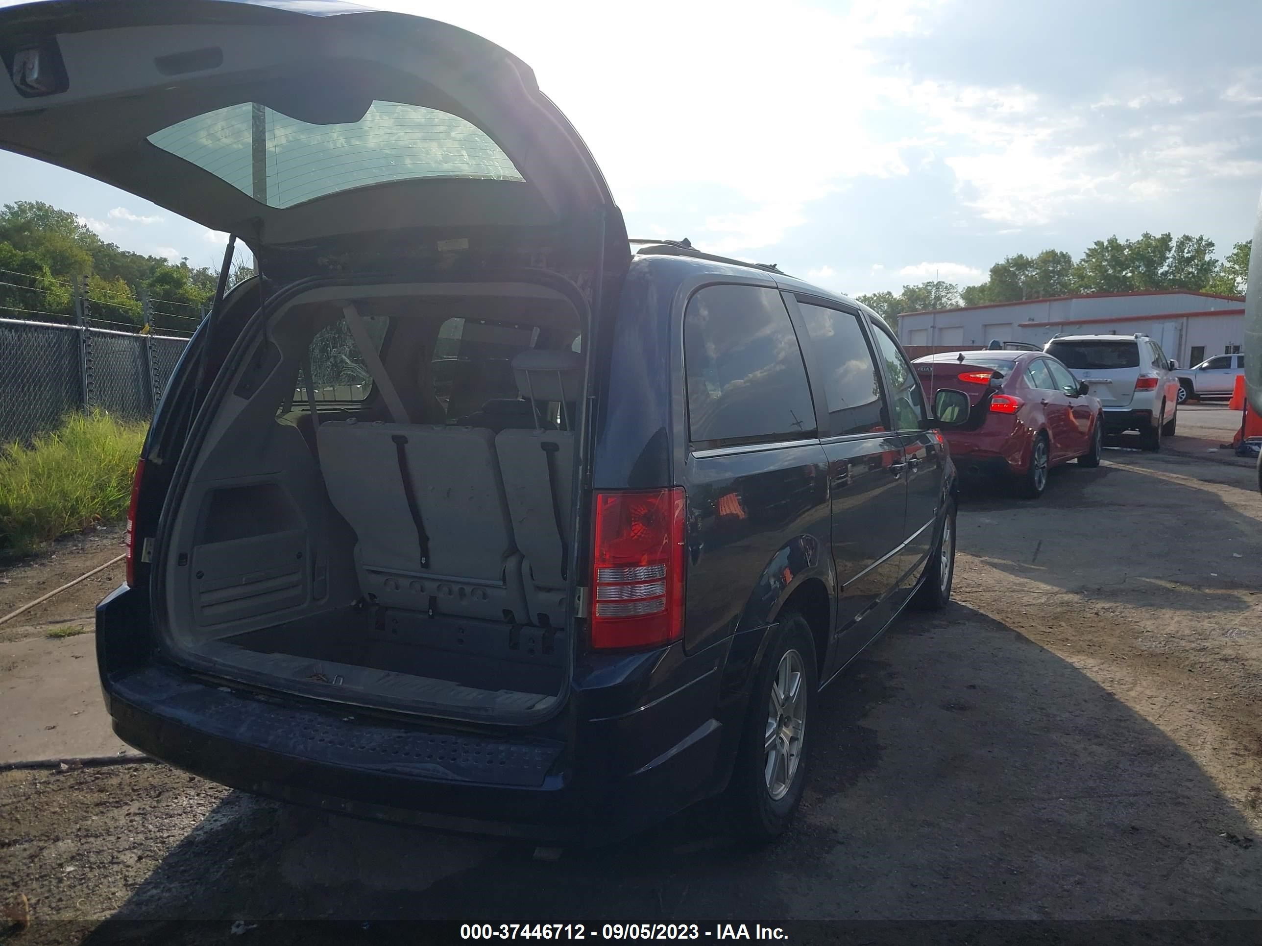 Photo 3 VIN: 2A8HR54P98R736426 - CHRYSLER TOWN & COUNTRY 