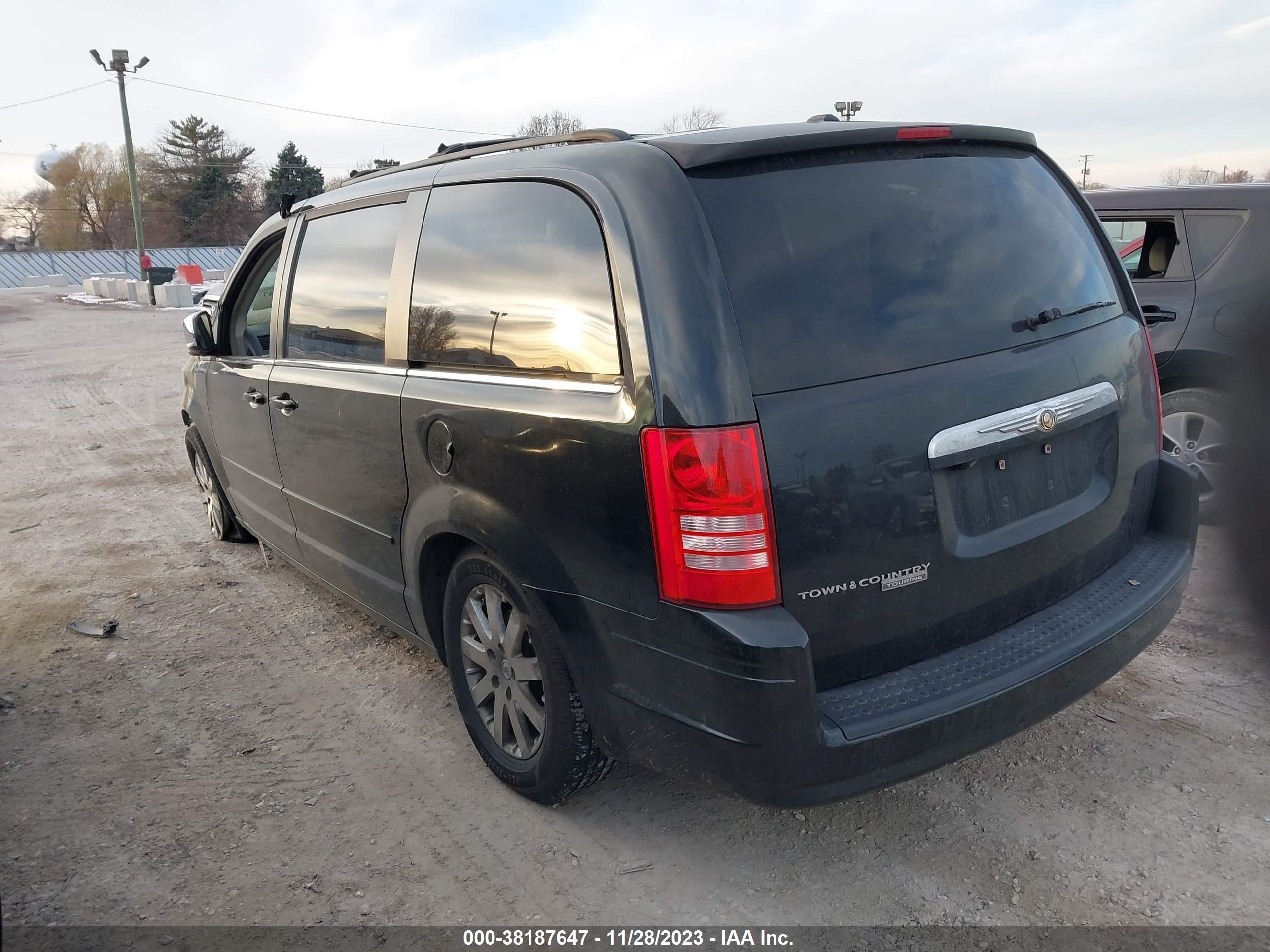 Photo 2 VIN: 2A8HR54P98R762752 - CHRYSLER TOWN & COUNTRY 