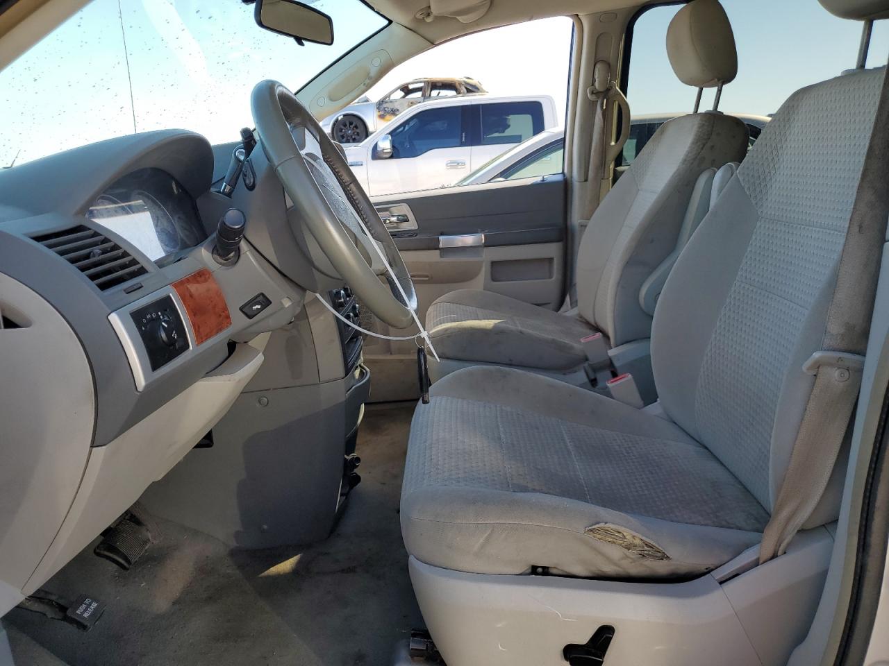 Photo 6 VIN: 2A8HR54P98R796867 - CHRYSLER TOWN & COUNTRY 