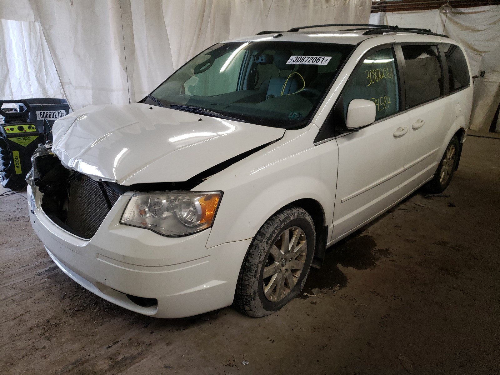 Photo 1 VIN: 2A8HR54P98R820388 - CHRYSLER TOWN &AMP COU 