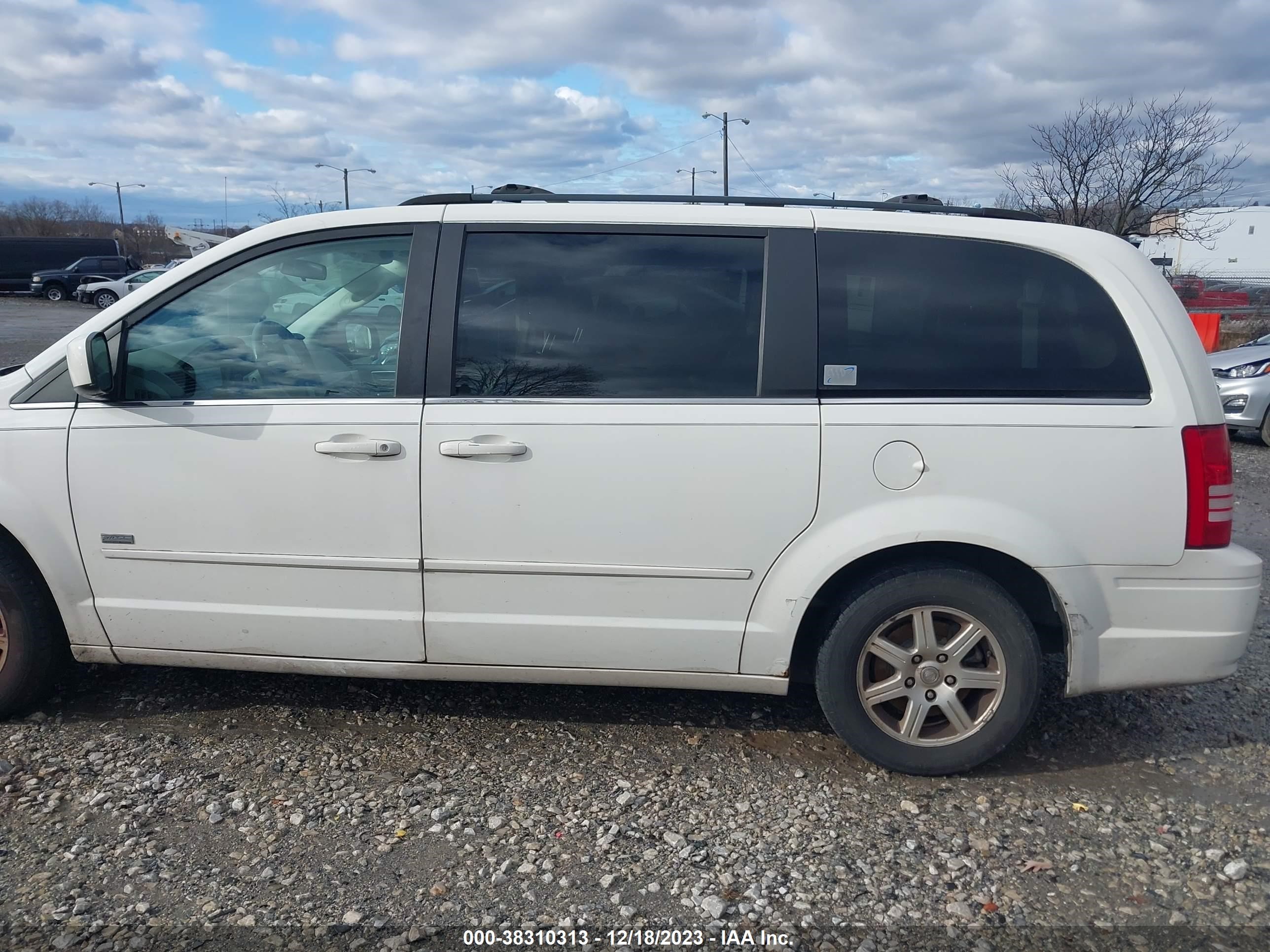 Photo 11 VIN: 2A8HR54P98R827521 - CHRYSLER TOWN & COUNTRY 