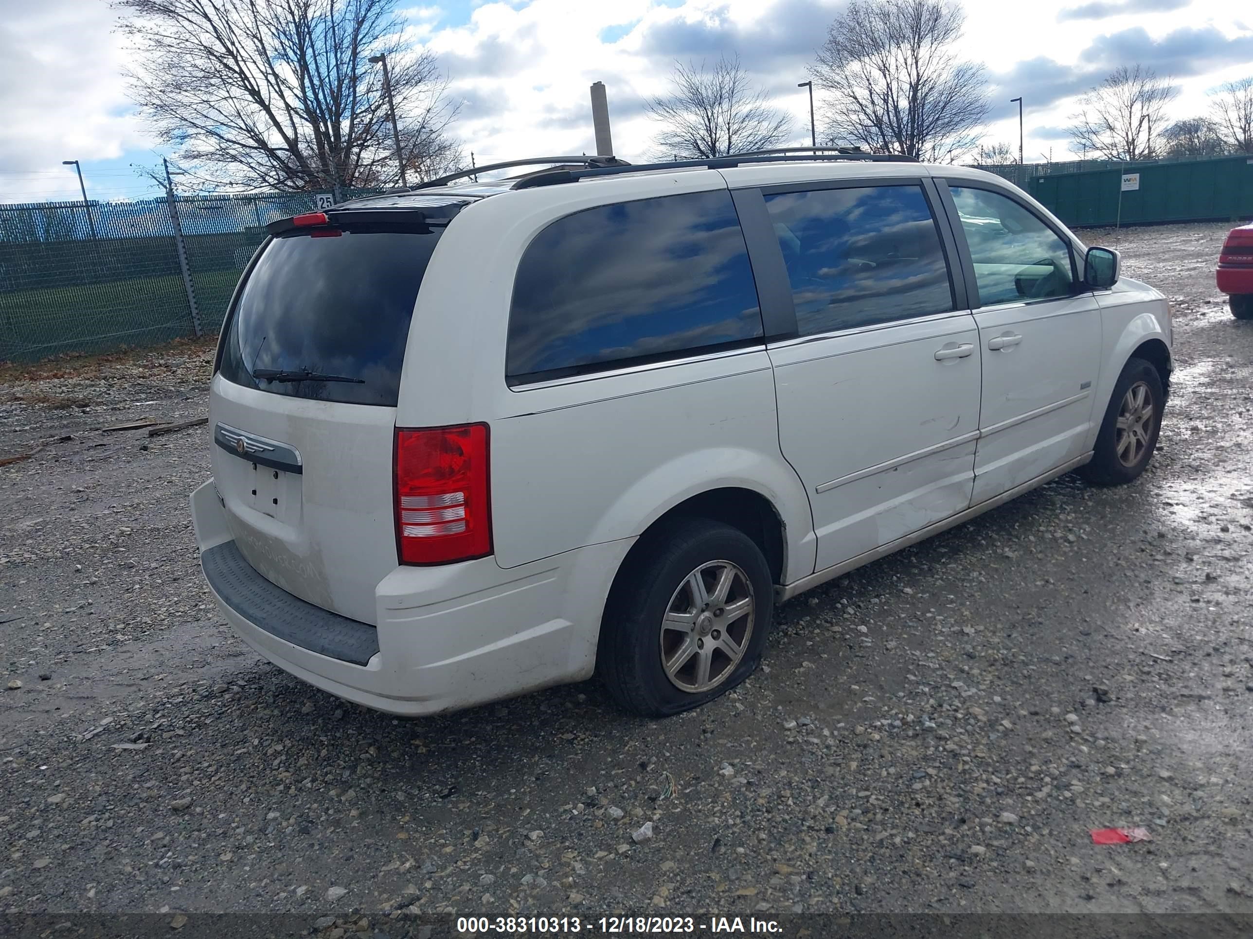 Photo 3 VIN: 2A8HR54P98R827521 - CHRYSLER TOWN & COUNTRY 